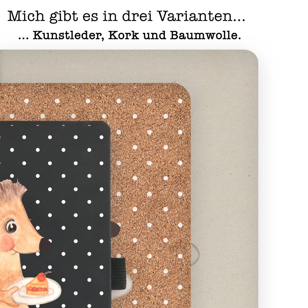Bawełniany notatnik DIN A4 jeż kawałek ciasta DIN A4 Notizbuch Hardcover, Baumwoll Notizbuch, DIN A4 Tagebuch, DIN A4 Notizbuch Design, DIN A4 Notizbuch Büro, Notizbuch Mit Stoffeinband, DIN A4 Projektbuch, Schreibbuch DIN A4, DIN A4 Arbeitsbuch, DIN A4 Bullet Journal, Stoff Notizbuch A4, Notizbuch A4 Blanko, DIN A4 Ideenbuch, Notizbuch DIN A4, DIN A4 Journal, DIN A4 Notizbuch Kreativ, DIN A4 Notizheft, Tagebuch DIN A4, DIN A4 Planer, Notizbuch A4 Liniert, DIN A4 Uni Notizbuch, A4 Notizbuch Punkte, DIN A4 Notizbuch Für Lehrer, Öko Notizbuch DIN A4, DIN A4 Schüler Notizbuch, Notizbuch Aus Baumwolle, Nachhaltiges Notizbuch A4, DIN A4 Notizbuch Geschenk, Umweltfreundliches Notizbuch A4, Natur Notizbuch A4, Notizbuch A4 Kariert, DIN A4 Skizzenbuch, DIN A4 Notizbuch, DIN A4 Notizbuch Softcover, DIN A4 Notizbuch Für Studium, DIN A4 Notizbuch Für Schule, DIN A4 Notizbuch Handgemacht, Lustige Sprüche, Tiere, Tiermotive, Gute Laune, Essen Spruch, Einladung Party, Kuchen, Igel, Backen Geschenk, Geburtstagskuchen, Kuchen Backen, Torte