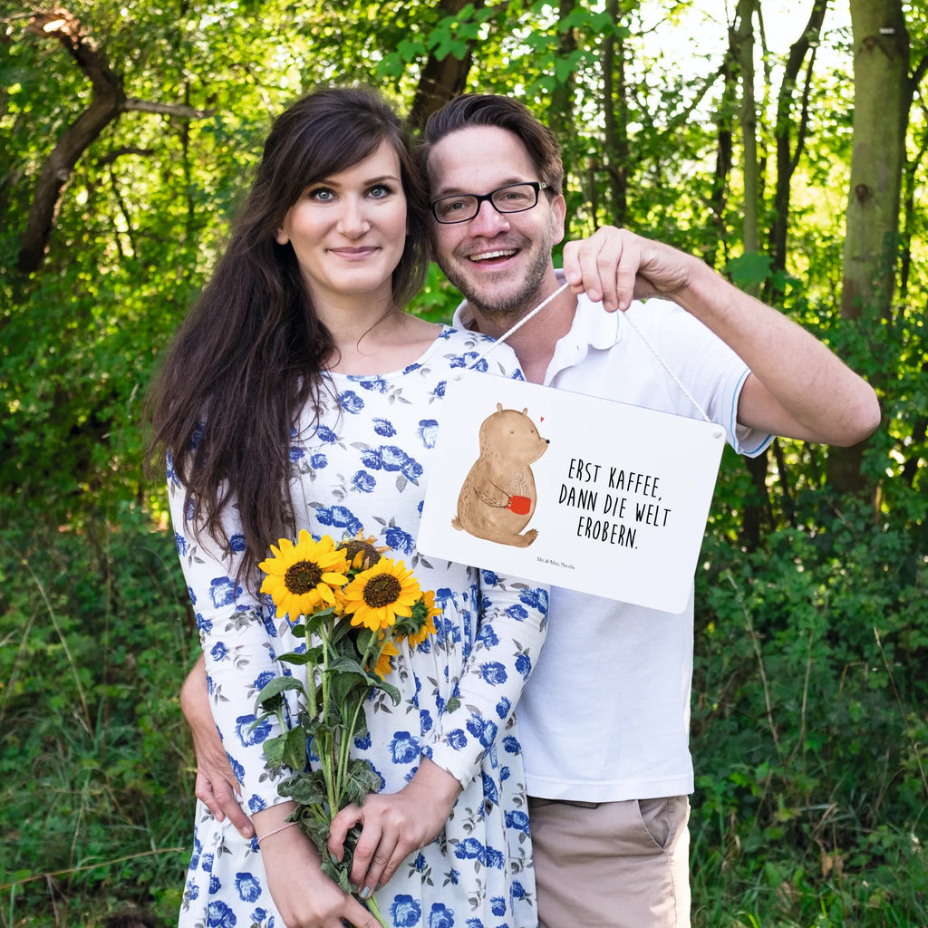 Deko Schild Bär Kaffee Schild mit Spruch, sprüche schild, Holztafel, Türschild Familie, hängeschild, wandhänger, Dekoschild, Türschild, Schild, Wandschild, Deko Schild, dekoration schild, Badschild, holzbild, Deko Wandtafel, dekoschilder, Küchenschild, Holzschild, dekotafel, Motivschild, wandtafel, Spruchschild, Teddybär, Teddy, Bär, Coffee, Kaffee, Guten Morgen, Morgenroutine, Motivation, Bären, Welt Erobern, Welt Retten