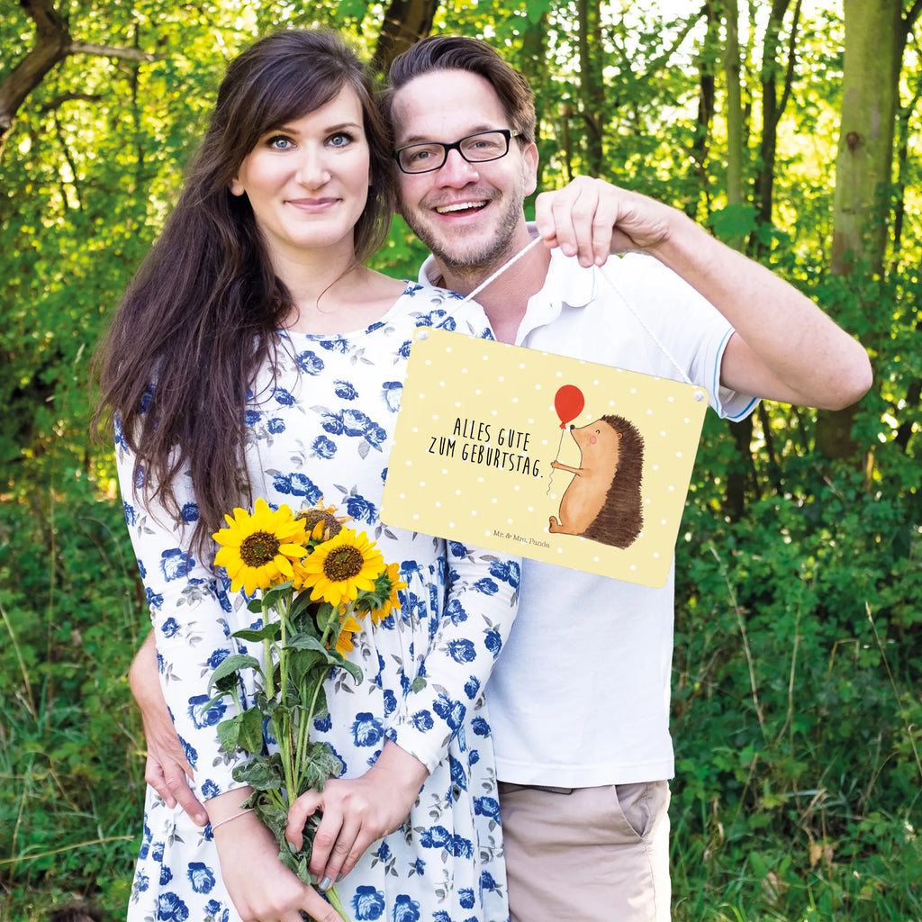 Deko Schild Igel Luftballon Türschild Familie, dekoschilder, hängeschild, Motivschild, Wandschild, Deko Wandtafel, Schild, Holzschild, dekotafel, Spruchschild, Badschild, sprüche schild, Holztafel, dekoration schild, holzbild, Deko Schild, Schild mit Spruch, wandtafel, Türschild, wandhänger, Küchenschild, Dekoschild, Tiere, Tiermotive, Gute Laune, Lustige Sprüche, Ballon, Geburtstag, Herzlichen Glückwunsch, Glückwunsch, Happy Birthday, Geburtstagskind, Igel