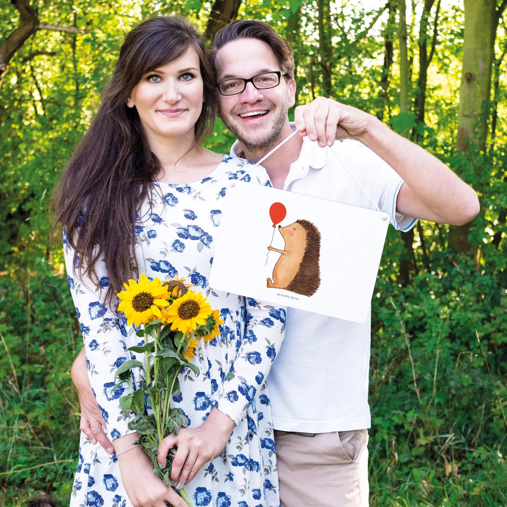 Deko Schild Igel Luftballon Türschild Familie, dekoschilder, hängeschild, Motivschild, Wandschild, Deko Wandtafel, Schild, Holzschild, dekotafel, Spruchschild, Badschild, sprüche schild, Holztafel, dekoration schild, holzbild, Deko Schild, Schild mit Spruch, wandtafel, Türschild, wandhänger, Küchenschild, Dekoschild, Tiere, Tiermotive, Gute Laune, Lustige Sprüche, Ballon, Geburtstag, Herzlichen Glückwunsch, Glückwunsch, Happy Birthday, Geburtstagskind, Igel