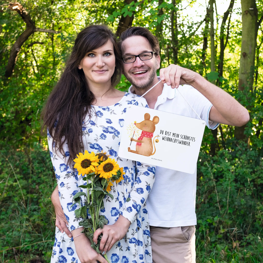 Deko Schild Maus Weihnachten dekoration schild, Schild, Türschild Familie, hängeschild, dekotafel, Deko Schild, Schild mit Spruch, Holztafel, sprüche schild, Türschild, Badschild, wandtafel, Motivschild, Küchenschild, Wandschild, Deko Wandtafel, dekoschilder, Holzschild, Spruchschild, wandhänger, Dekoschild, holzbild, Wintermotiv, Winter, Weihnachtsdeko, Nikolaus, Weihnachten, Advent, Heiligabend, Mäuschen, Weihnachtsmotiv, Weihnachtswunder, Weihnachtsgruß, Frohe Weihnachten, Maus