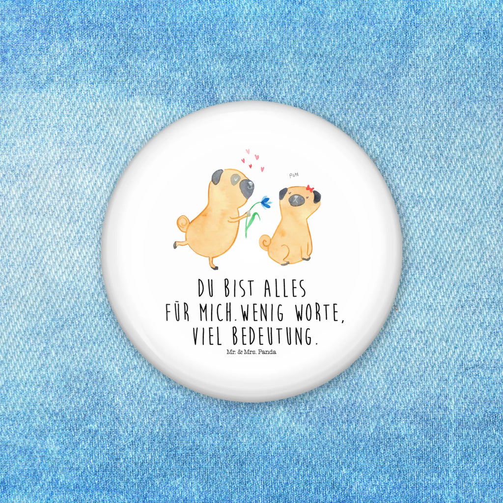 Button Mops verliebt Button-Kollektion 50 mm, Badge 50 mm, Button 50 mm, Pin-Button 50 mm, Festivalbutton 50 mm, Button-Edition 50 mm, Button-Design 50 mm, Button-Logo 50 mm, Eventbutton 50 mm, Button-Presse 50 mm, Button-Lieferung 50 mm, Button-Sujet 50 mm, Pin 50 mm, Ansteckbutton 50 mm, Button-Sonderedition 50 mm, Button-Badge 50 mm, Vereinsbutton 50 mm, Button-Motiv 50 mm, Button-Set 50 mm, Button-Emblem 50 mm, Runde Buttons 50 mm, Marketingbutton 50 mm, Button-Pin 50 mm, Button-Druck 50 mm, Button Abzeichen 50 mm, Sammlerbutton 50 mm, Button-Button 50 mm, Button-Anstecker 50 mm, Werbebutton 50 mm, Hund, Hundemotiv, Haustier, Hunderasse, Tierliebhaber, Hundebesitzer, Sprüche, Partner, verliebt, Mops, Liebesspruch. Verlobt, Geschenk Freund, Möpse, Hundeliebe, Liebe