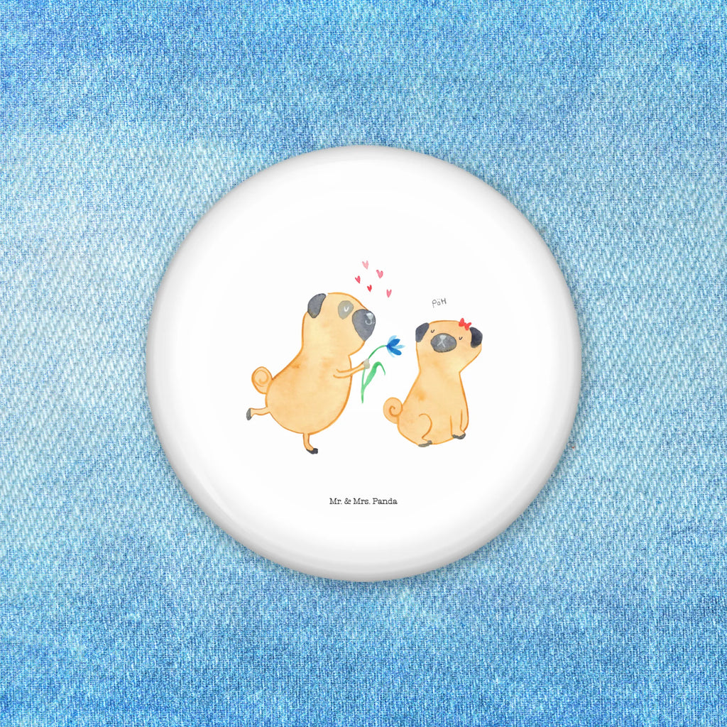 Button Mops verliebt Button-Kollektion 50 mm, Badge 50 mm, Button 50 mm, Pin-Button 50 mm, Festivalbutton 50 mm, Button-Edition 50 mm, Button-Design 50 mm, Button-Logo 50 mm, Eventbutton 50 mm, Button-Presse 50 mm, Button-Lieferung 50 mm, Button-Sujet 50 mm, Pin 50 mm, Ansteckbutton 50 mm, Button-Sonderedition 50 mm, Button-Badge 50 mm, Vereinsbutton 50 mm, Button-Motiv 50 mm, Button-Set 50 mm, Button-Emblem 50 mm, Runde Buttons 50 mm, Marketingbutton 50 mm, Button-Pin 50 mm, Button-Druck 50 mm, Button Abzeichen 50 mm, Sammlerbutton 50 mm, Button-Button 50 mm, Button-Anstecker 50 mm, Werbebutton 50 mm, Hund, Hundemotiv, Haustier, Hunderasse, Tierliebhaber, Hundebesitzer, Sprüche, Partner, verliebt, Mops, Liebesspruch. Verlobt, Geschenk Freund, Möpse, Hundeliebe, Liebe