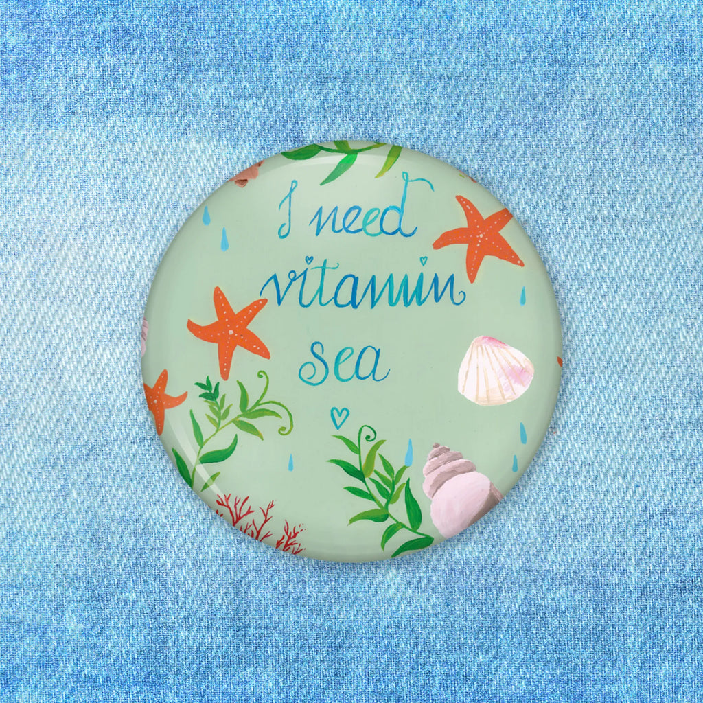 Button Vitamin Sea Eventbutton 50 mm, Sammlerbutton 50 mm, Button-Logo 50 mm, Button-Edition 50 mm, Button-Kollektion 50 mm, Button-Button 50 mm, Button-Motiv 50 mm, Button Abzeichen 50 mm, Werbebutton 50 mm, Pin 50 mm, Marketingbutton 50 mm, Pin-Button 50 mm, Button-Anstecker 50 mm, Button-Emblem 50 mm, Festivalbutton 50 mm, Button-Set 50 mm, Button-Pin 50 mm, Button-Sujet 50 mm, Button-Sonderedition 50 mm, Button-Lieferung 50 mm, Button-Druck 50 mm, Button 50 mm, Button-Presse 50 mm, Ansteckbutton 50 mm, Button-Design 50 mm, Badge 50 mm, Vereinsbutton 50 mm, Button-Badge 50 mm, Runde Buttons 50 mm, Blumen Deko, Frühlings Deko, Sommer Deko, Dekoration, positive Botschaft, Naturliebhaber, Outdoor, Natur, Abenteuer, Urlaub am Meer, Schwimmer Geschenk, Wasserratte Geschenk, Vitamin Sea, Strand Urlaub, Schwimmen Spruch, See