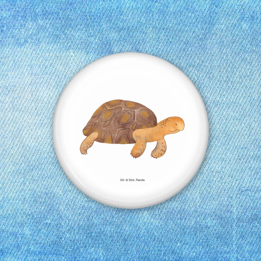Button Schildkröte marschiert Vereinsbutton 50 mm, Eventbutton 50 mm, Button-Kollektion 50 mm, Button-Sonderedition 50 mm, Pin 50 mm, Button-Badge 50 mm, Marketingbutton 50 mm, Pin-Button 50 mm, Sammlerbutton 50 mm, Button-Motiv 50 mm, Button-Button 50 mm, Badge 50 mm, Button-Presse 50 mm, Button-Logo 50 mm, Button-Sujet 50 mm, Button-Druck 50 mm, Button-Lieferung 50 mm, Ansteckbutton 50 mm, Button Abzeichen 50 mm, Button-Pin 50 mm, Festivalbutton 50 mm, Button 50 mm, Button-Emblem 50 mm, Runde Buttons 50 mm, Button-Edition 50 mm, Werbebutton 50 mm, Button-Anstecker 50 mm, Button-Design 50 mm, Button-Set 50 mm, Meerestiere, Meer, Urlaub, Motivation, Abenteuer, Schildkröten, Schildkröte, Inspiration, Reiselust, get lost, Lieblingsmensch, Neustart