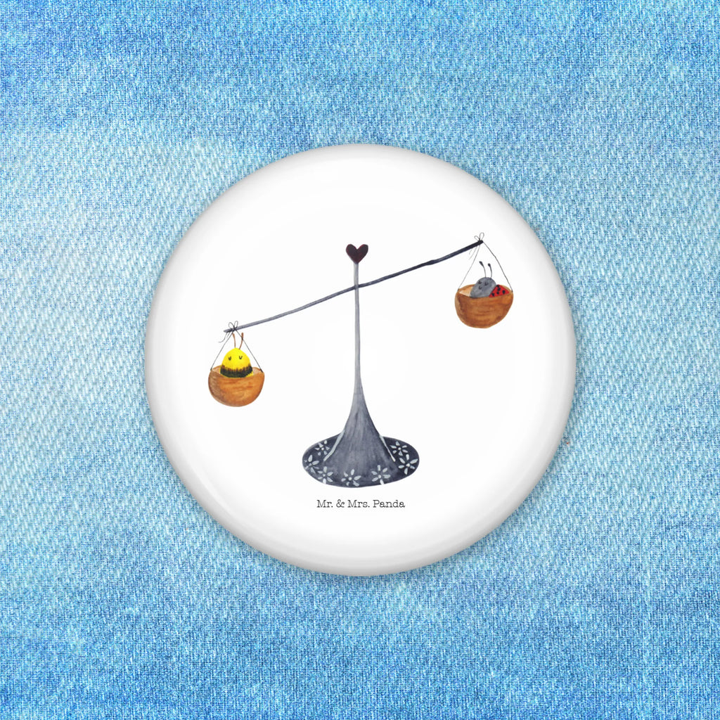 Button Sternzeichen Waage Pin 50 mm, Button-Sujet 50 mm, Button-Kollektion 50 mm, Button-Emblem 50 mm, Pin-Button 50 mm, Button-Motiv 50 mm, Button-Set 50 mm, Button-Design 50 mm, Button-Presse 50 mm, Button-Edition 50 mm, Eventbutton 50 mm, Button-Button 50 mm, Button 50 mm, Button-Pin 50 mm, Werbebutton 50 mm, Marketingbutton 50 mm, Vereinsbutton 50 mm, Badge 50 mm, Button-Sonderedition 50 mm, Button-Badge 50 mm, Button Abzeichen 50 mm, Ansteckbutton 50 mm, Button-Lieferung 50 mm, Festivalbutton 50 mm, Runde Buttons 50 mm, Button-Anstecker 50 mm, Button-Druck 50 mm, Button-Logo 50 mm, Sammlerbutton 50 mm, Tierkreiszeichen, Sternzeichen, Horoskop, Astrologie, Aszendent, Biene, Geburtstag Oktober, Gleichgewicht, Waage, Waage Sternzeichen, Marienkäfer, Waage Geschenk, Geschenk Oktober, Hummel, Geschenk September, Geburtstag September