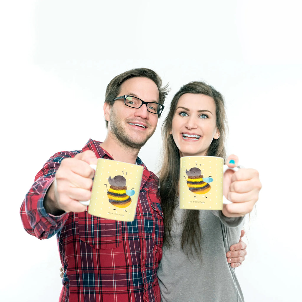 Tasse Hummel flauschig design tasse, Dekotasse, kaffeebecher bedruckt, Tasse mit Motiv, Tasse, Designtasse, Motivtasse, Keramikbecher, Bürotasse, Teepott, tasse für büro, kaffeetasse keramik, Kakaotasse, hochwertige tasse, Kaffeebecher, Frühstücksbecher, Pott, Mug, Teetasse, Bedruckte Tasse, Frühstückstasse, Keramiktasse, Sprüchetasse, schöne tasse, Kaffeetasse, kaffeebecher keramik, Kaffeepott, Teebecher, Henkelbecher, Bürobecher, Trinkbecher, Henkeltasse, haferl, heißgetränkebecher, kaffeetasse bedruckt, tasse für kaffee, milchkaffeetasse, statement tasse, Trinktasse, Becher, Geschenktasse, Coffee Mug, Tasse mit Spruch, Lustige Sprüche, Tiere, Tiermotive, Gute Laune, Biene, Blume, Flauschig, Hummel, Natur