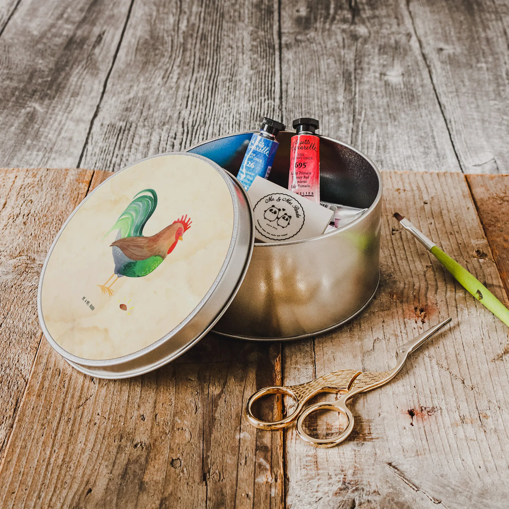 Blechdose rund Hahn Korn Dose Rund Für Büro, Runde Dose Zum Befüllen, Blechdose Rund, Dose Für Süßigkeiten Rund, Vintage Blechdose Rund, Aufbewahrungsdose Rund Metall, Runde Dose Zum Selbstgestalten, Kleine Runde Blechdose, Runde Blechdose Mit Spruch, Runde Blechdose Küche, Runde Dose Bedruckt, Große Runde Blechdose, Runde Dose Für Schmuck, Metalldose Mit Deckel, Vorratsdose Rund Blech, Metalldose Rund, Runde Dose Mit Liebevollem Design, Runde Dose Mit Deckel, Runde Dose Für Bastelsachen, Runde Dose Mit Klappdeckel, Runde Blechdose Mit Motiv, Runde Blechdose, Teedose Rund Metall, Runde Dose Nostalgisch, Blechdose Mit Deckel Rund, Geschenkbox Rund Metall, Vorratsdose Aus Metall Rund, Dose Für Kekse Rund, Runde Dose Aufbewahrung, Runde Dose Aus Blech, Dekodose Rund Metall, Runde Dose Für Haushalt, Dose Für Kleinkram Rund, Runde Dose Für Geschenk, Bauernhof, Hoftiere, Landwirt, Landwirtin, Hahn, Korn, Eier, Natur, Henne