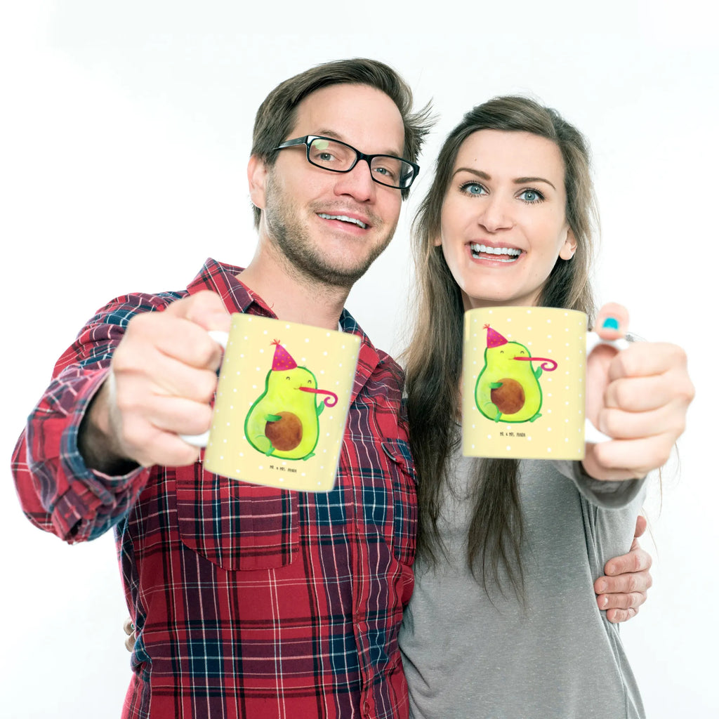 Mug avocado Celebration Sprüchetasse, statement tasse, Kaffeetasse, Tasse mit Spruch, Henkelbecher, Bedruckte Tasse, Geschenktasse, Keramiktasse, milchkaffeetasse, Pott, kaffeebecher bedruckt, Teetasse, hochwertige tasse, Henkeltasse, kaffeetasse bedruckt, kaffeebecher keramik, haferl, Tasse, Keramikbecher, Motivtasse, Frühstückstasse, heißgetränkebecher, tasse für büro, Frühstücksbecher, Bürotasse, Trinkbecher, tasse für kaffee, design tasse, Teebecher, kaffeetasse keramik, Tasse mit Motiv, Teepott, Designtasse, Becher, Kaffeepott, Coffee Mug, schöne tasse, Trinktasse, Bürobecher, Kaffeebecher, Mug, Dekotasse, Kakaotasse, Avocado, Gesund, Vegan, Veggie, Geburtstag, Feierlichkeit, Tröte, Gute Laune, Fete, Feier, Party