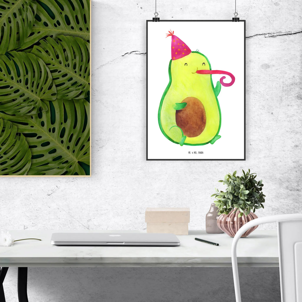 Poster avocado Celebration Bild für Wand, Kunstdruck, Poster, Wanddekoration, drucke, Wandposter, wandkunst, wanddruck, Mr. & Mrs. Panda Poster, Wanddeko Bild, kunst für die wand, Wandbild, wanddeko, Plakat, kunstposter, kunstdruck poster, grafikposter, Posterdruck, Deko Bild, Designposter, Bild, Wandschmuck, Gesund, Vegan, Veggie, Avocado, Geburtstag, Feierlichkeit, Party, Feier, Tröte, Fete, Gute Laune