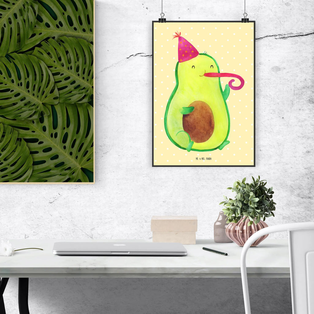 Poster avocado Celebration Bild für Wand, Kunstdruck, Poster, Wanddekoration, drucke, Wandposter, wandkunst, wanddruck, Mr. & Mrs. Panda Poster, Wanddeko Bild, kunst für die wand, Wandbild, wanddeko, Plakat, kunstposter, kunstdruck poster, grafikposter, Posterdruck, Deko Bild, Designposter, Bild, Wandschmuck, Gesund, Vegan, Veggie, Avocado, Geburtstag, Feierlichkeit, Party, Feier, Tröte, Fete, Gute Laune