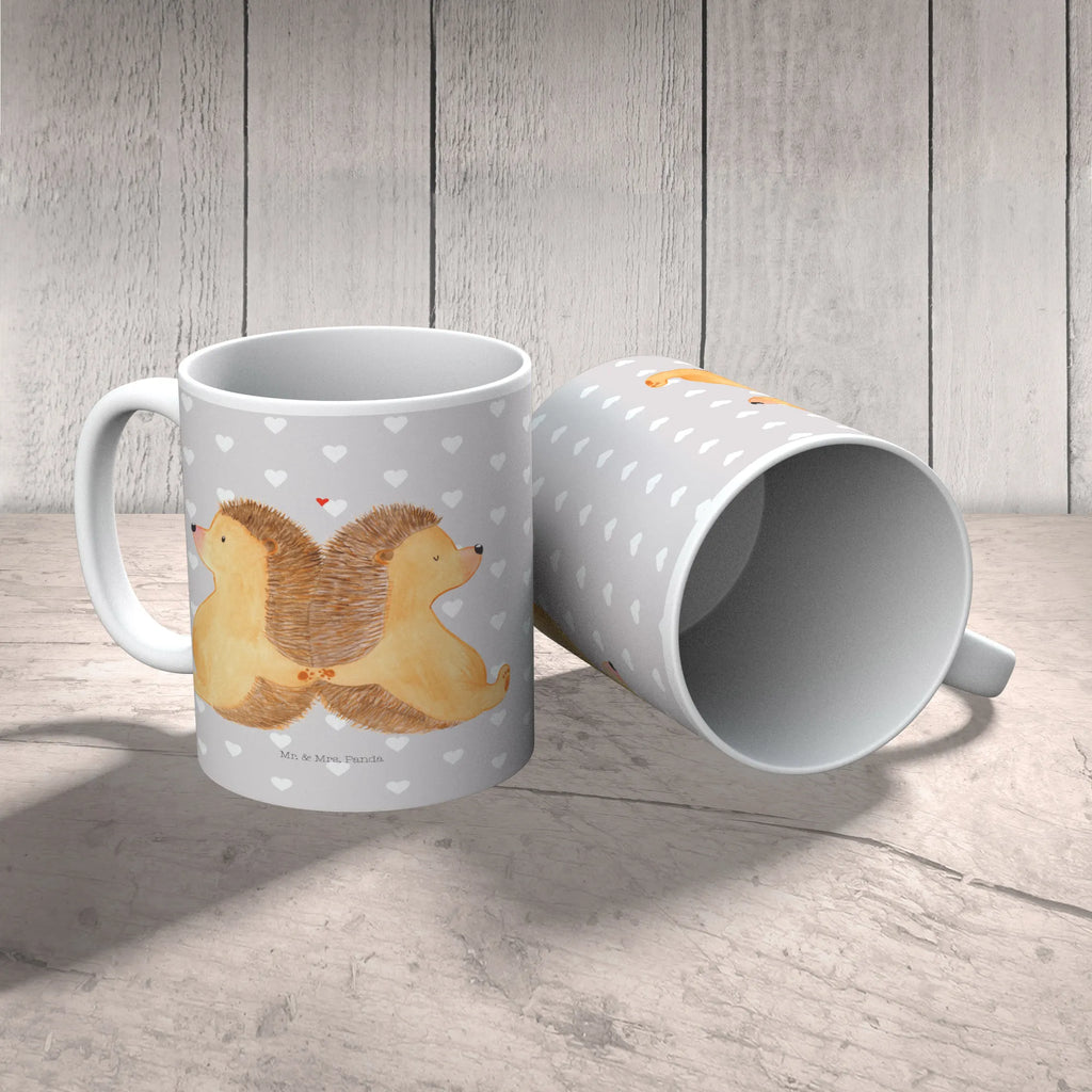 Mug Hedgehogs holding hands Keramiktasse, Geschenktasse, Teetasse, Tasse mit Motiven, Kaffeetasse, Tasse mit Zitaten, Porzellantasse, Tasse, Bürotasse, Liebe, Partner, Freund, Freundin, Ehemann, Ehefrau, Heiraten, Verlobung, Heiratsantrag, Liebesgeschenk, Jahrestag, Hocheitstag, große Liebe, Liebesbeweis, Igel, Gemeinsamkeit, Liebesbotschaft, Love, Lieblingsmensch, Hand in Hand, Geschenk für zwei, Igelliebe, Hochzeit