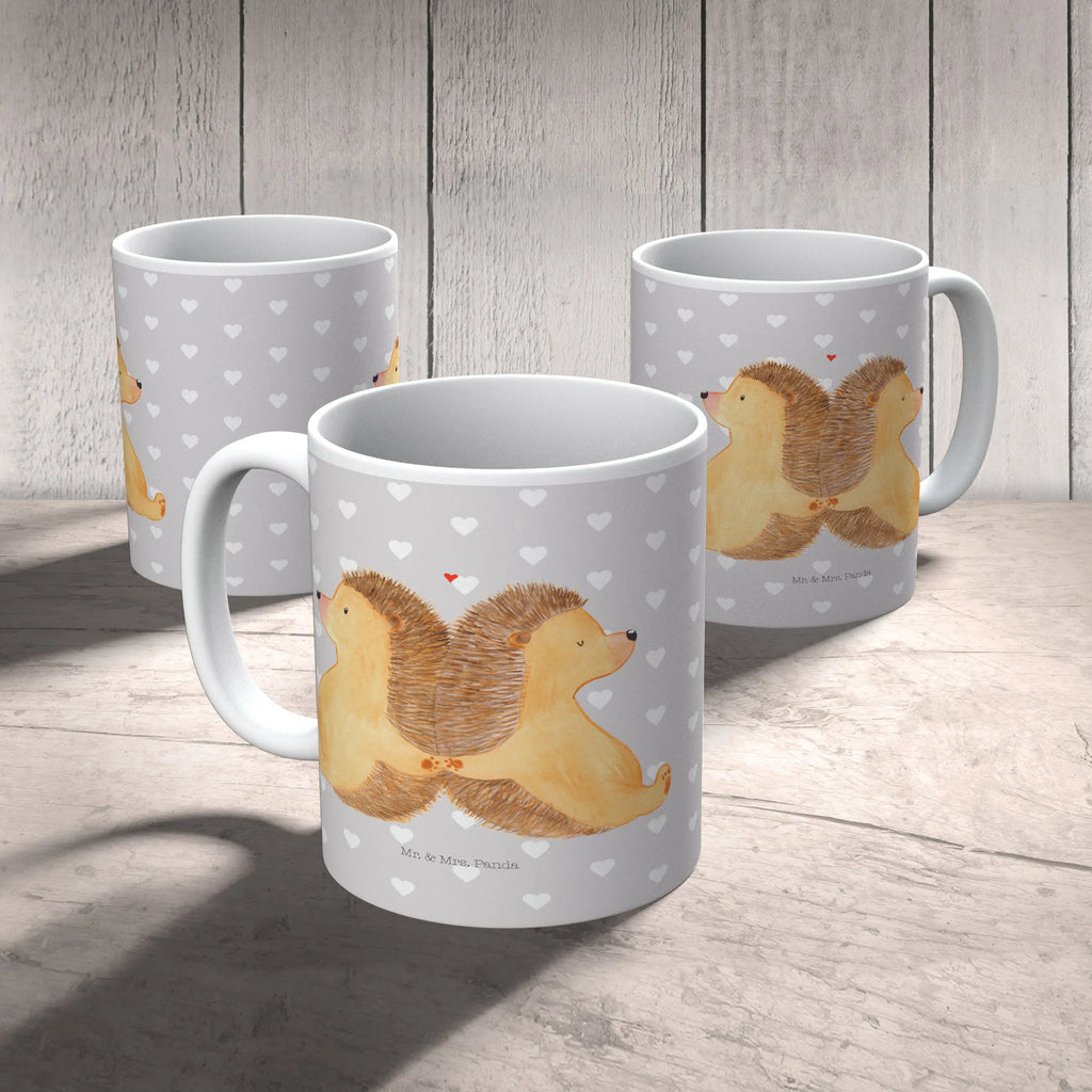 Mug Hedgehogs holding hands Keramiktasse, Geschenktasse, Teetasse, Tasse mit Motiven, Kaffeetasse, Tasse mit Zitaten, Porzellantasse, Tasse, Bürotasse, Liebe, Partner, Freund, Freundin, Ehemann, Ehefrau, Heiraten, Verlobung, Heiratsantrag, Liebesgeschenk, Jahrestag, Hocheitstag, große Liebe, Liebesbeweis, Igel, Gemeinsamkeit, Liebesbotschaft, Love, Lieblingsmensch, Hand in Hand, Geschenk für zwei, Igelliebe, Hochzeit