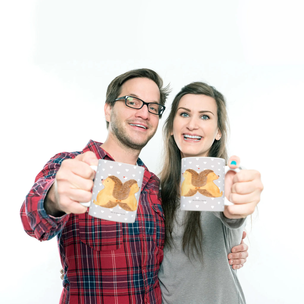 Mug Hedgehogs holding hands Keramiktasse, Geschenktasse, Teetasse, Tasse mit Motiven, Kaffeetasse, Tasse mit Zitaten, Porzellantasse, Tasse, Bürotasse, Liebe, Partner, Freund, Freundin, Ehemann, Ehefrau, Heiraten, Verlobung, Heiratsantrag, Liebesgeschenk, Jahrestag, Hocheitstag, große Liebe, Liebesbeweis, Igel, Gemeinsamkeit, Liebesbotschaft, Love, Lieblingsmensch, Hand in Hand, Geschenk für zwei, Igelliebe, Hochzeit