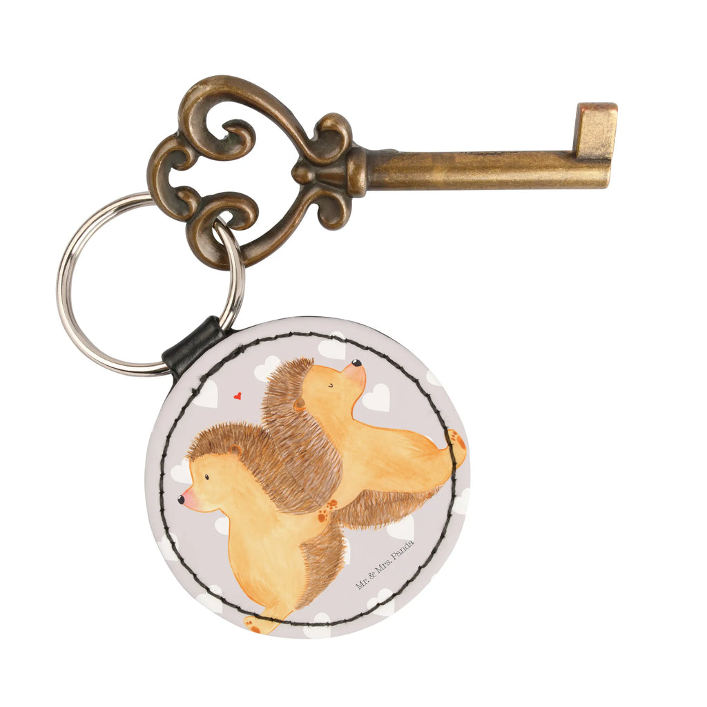 Rund Schlüsselanhänger Igel händchenhaltend Schlüsselanhänger Für Herren, Schlüsselanhänger Schlüssel, Schlüsselaccessoire, Schlüsselanhänger Stoff, Schlüsselanhänger Geburtstag, Schlüsselanhänger Filz, Schlüsselanhänger Personalisierbar, Schlüsselhalter, Schlüsselanhänger Leder, Schlüsselanhänger Lustig, Schlüsselanhänger Niedlich, Schlüsselanhänger Für Kinder, Schlüsselanhänger Geschenk, Schlüsselanhänger Haus, Schlüsselanhänger Für Damen, Schlüsselanhänger Elegant, Schlüsselanhänger Kunststoff, Schlüsselanhänger Mit Spruch, Schlüsselband, Schlüsselanhänger Mit Motiv, Schlüsselanhänger Mit Namen, Schlüsselanhänger Metall, Schlüsselanhänger Modern, Schlüsselanhänger Auto, Schlüsselanhänger Tiermotiv, Schlüsselanhänger Herz, Schlüsselanhänger Freundschaft, Schlüsselanhänger Handgemacht, Schlüsselanhänger Mit Gravur, Schlüsselanhänger Nachhaltig, Schlüsselanhänger Mit Foto, Schlüsselanhänger Holz, Schlüsselanhänger Partner, Schlüsselring, Schlüsselanhänger Klassisch, Schlüsselanhänger, Schlüsselanhänger Liebe, Schlüsselanhänger Für Paare, Schlüsselanhänger Bunt, Liebe, Partner, Freund, Freundin, Ehemann, Ehefrau, Heiraten, Verlobung, Heiratsantrag, Liebesgeschenk, Jahrestag, Hocheitstag, Liebesbeweis, Hand in Hand, Hochzeit, Igelliebe, Geschenk für zwei, große Liebe, Love, Igel, Gemeinsamkeit, Lieblingsmensch, Liebesbotschaft