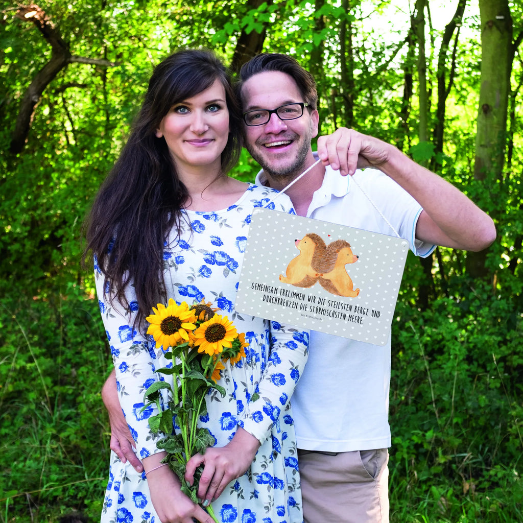 Decorative sign Hedgehogs holding hands Motivschild, dekoration schild, holzbild, Küchenschild, hängeschild, wandtafel, Türschild Familie, sprüche schild, Schild mit Spruch, Dekoschild, Holzschild, Türschild, Holztafel, dekotafel, Deko Wandtafel, wandhänger, Badschild, dekoschilder, Deko Schild, Schild, Wandschild, Spruchschild, Freund, Liebe, Heiraten, Jahrestag, Heiratsantrag, Liebesgeschenk, Hocheitstag, Verlobung, Partner, Freundin, Ehemann, Ehefrau, Hochzeit, Geschenk für Zwei, Lieblingsmensch, Große Liebe, Love, Liebesbeweis, Liebesbotschaft, Hand in Hand, Gemeinsamkeit, Igel, Igelliebe