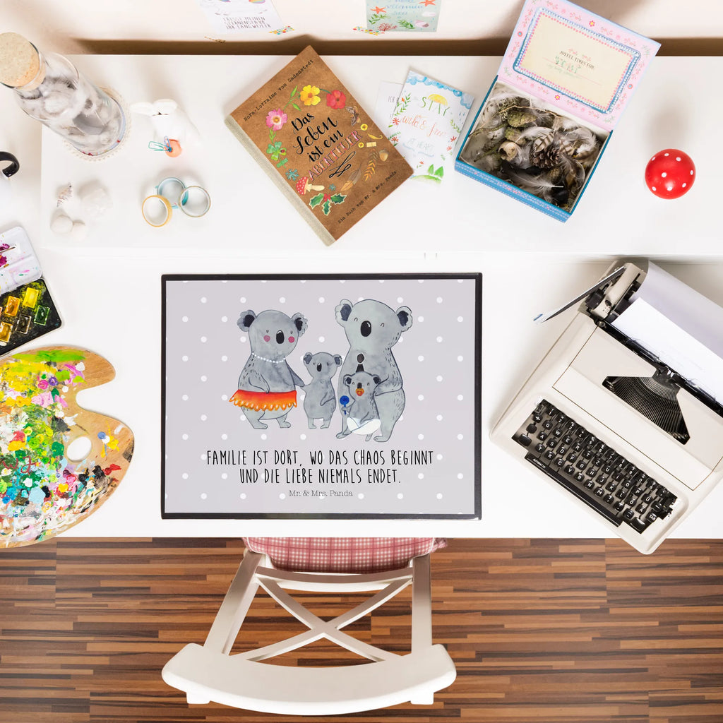 Schreibtischunterlage Koala Familie Schreibunterlage, tischauflagen, Schreibtischauflage, pultunterlage, tischmatten, tischpads, schreibauflage, arbeitsunterlage, schreibtischmatte, schreibtischauflagen, schreibmatte, tischauflage, Schreibtisch Unterlagen, schreibtischunterlagen, Schreibtisch Matte, schreibauflagen, arbeitsmatte, Tischunterlage, tischpad, schreibtischunterlage, tischmatte, Bruder, Vatertag, Mama, Papa, Muttertag, Oma, Opa, Familie, Schwester, Familienleben, Koala, Family, Geschwister, Koalas, Kinder