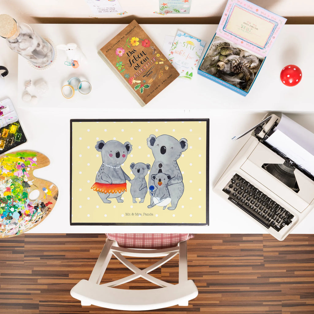 Schreibtischunterlage Koala Familie Schreibunterlage, tischauflagen, Schreibtischauflage, pultunterlage, tischmatten, tischpads, schreibauflage, arbeitsunterlage, schreibtischmatte, schreibtischauflagen, schreibmatte, tischauflage, Schreibtisch Unterlagen, schreibtischunterlagen, Schreibtisch Matte, schreibauflagen, arbeitsmatte, Tischunterlage, tischpad, schreibtischunterlage, tischmatte, Bruder, Vatertag, Mama, Papa, Muttertag, Oma, Opa, Familie, Schwester, Familienleben, Koala, Family, Geschwister, Koalas, Kinder