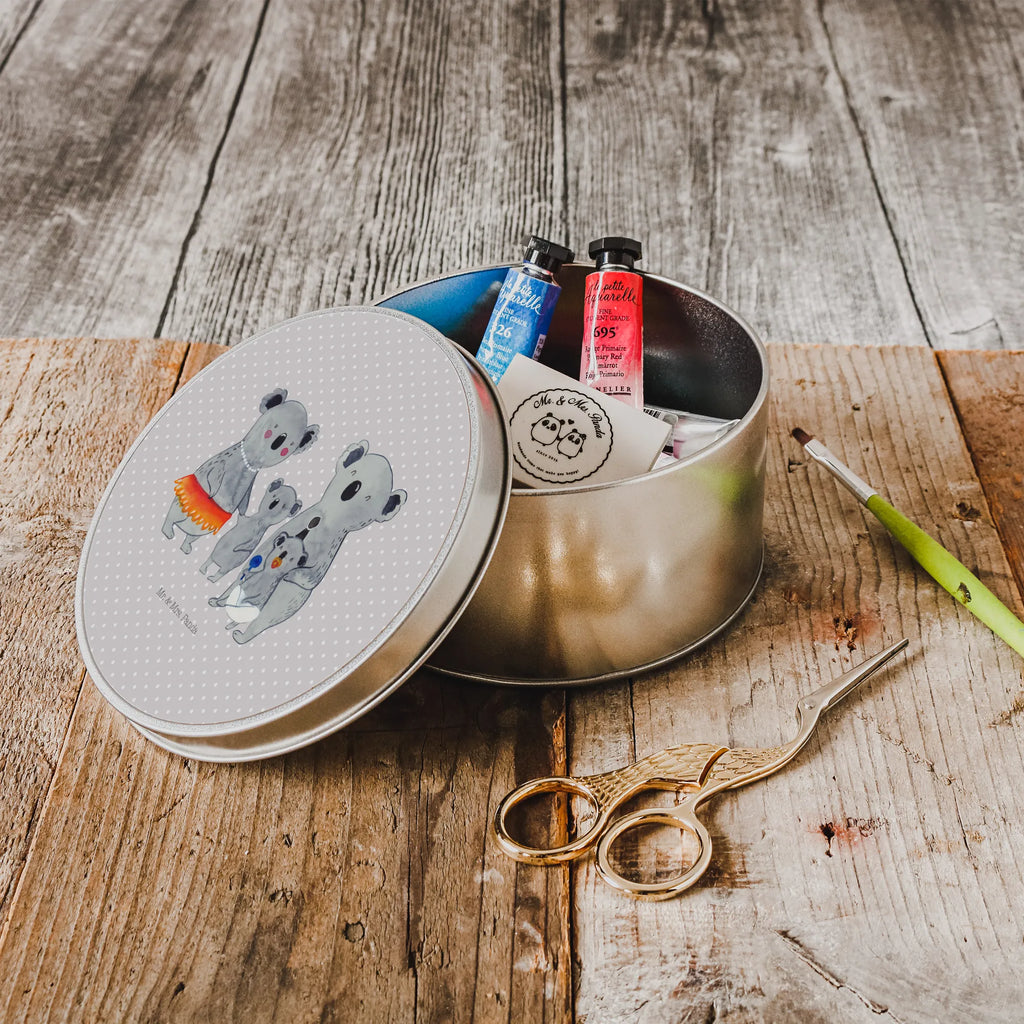 Blechdose rund Koala Familie metalldosen, runde dosen, Aufbewahrungsdose, metallboxen, runddose, Blechdose, runddosen, Dose, Metalldose Rund, Vorratsdose, Geschenkdose, Blechdose Rund, dosen, plätzchendosen, keksdosen, plätzchendose, Runde Blechdose, runde keksdosen, Vorratsdosen, runde keksdose, Runde Dose, runde blechdosen, gebäckdose, Aufbewahrungsbox, gebäckdosen, Metallbox, blechdosen, Aufbewahrungsdosen, Metalldose, geschenkdosen, Keksdose, Mama, Bruder, Oma, Schwester, Muttertag, Papa, Familie, Vatertag, Opa, Koala, Kinder, Geschwister, Familienleben, Family, Koalas