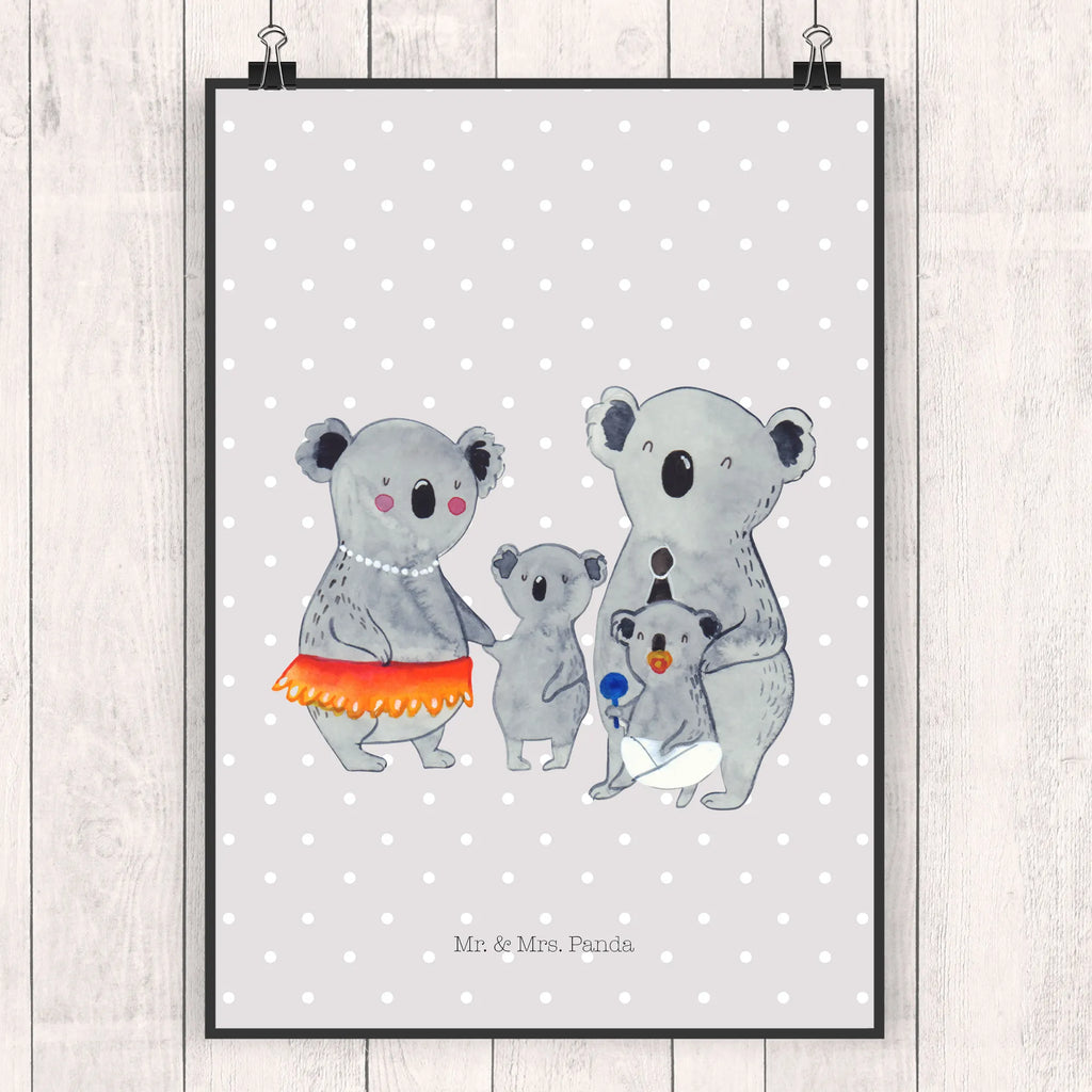 Poster Koala Family Wandposter, Küchenposter, Wanddeko, Raumdekoration, Poster, Wanddekoration, Kinderposter, Bild, Handgemaltes Poster, Mr. & Mrs. Panda Poster, Designposter, Posterdruck, Kunstdruck, Wanddeko Bild, Familie, Vatertag, Muttertag, Bruder, Schwester, Mama, Papa, Oma, Opa, Koalas, Koala, Kinder, Familienleben, Geschwister, Family