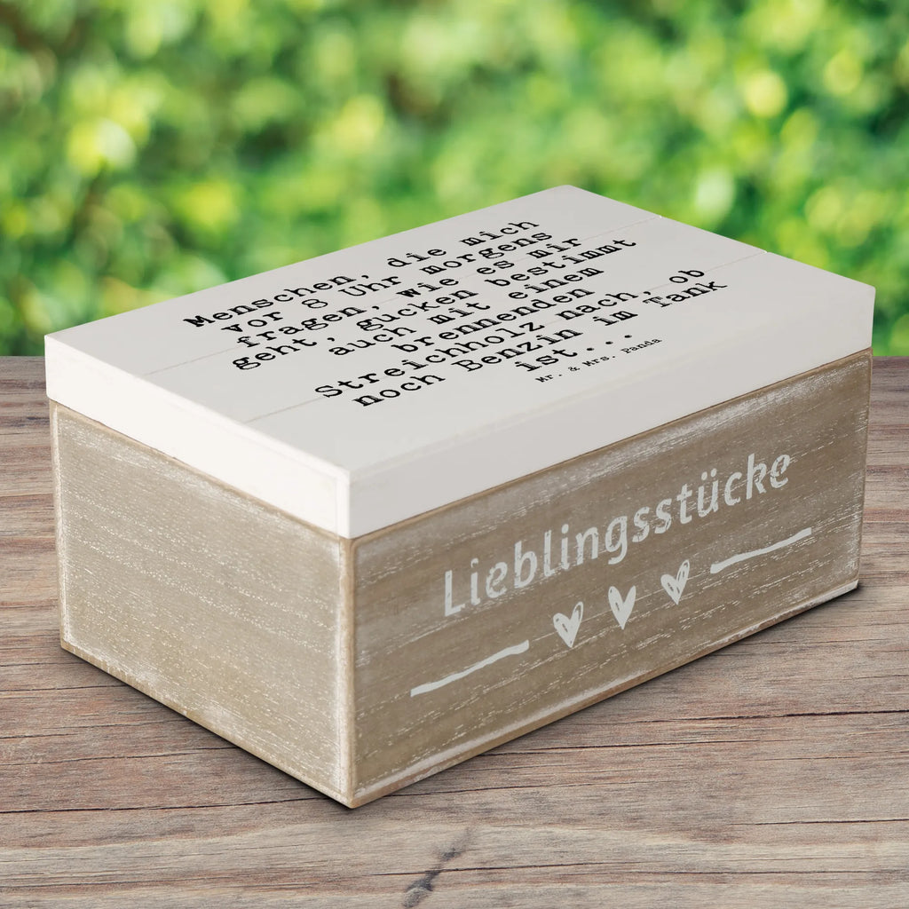 Holzkiste Sprüche und Zitate Menschen, die mich vor 8 Uhr morgens fragen, wie es mir geht, gucken bestimmt auch mit einem brennenden Streichholz nach, ob noch Benzin im Tank ist... Holzkiste, Kiste, XXL, Truhe, Geschenkbox, Erinnerungskiste, Schatulle, Erinnerungsbox, Aufbewahrungsbox, Schatzkiste, Dekokiste, Geschenkdose, Spruch, Sprüche, lustige Sprüche, Weisheiten, Zitate, Spruch Geschenke, Spruch Sprüche Weisheiten Zitate Lustig Weisheit Worte