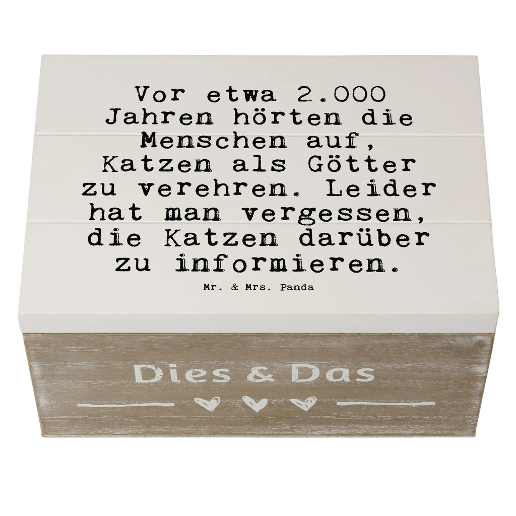 Holzkiste Sprüche und Zitate Vor etwa 2.000 Jahren hörten die Menschen auf, Katzen als Götter zu verehren. Leider hat man vergessen, die Katzen darüber zu informieren. Geschenkbox, Schatzkiste, Truhe, XXL, Erinnerungsbox, Dekokiste, Geschenkdose, Holzkiste, Kiste, Schatulle, Erinnerungskiste, Aufbewahrungsbox, Spruch, Sprüche, lustige Sprüche, Weisheiten, Zitate, Spruch Geschenke, Spruch Sprüche Weisheiten Zitate Lustig Weisheit Worte