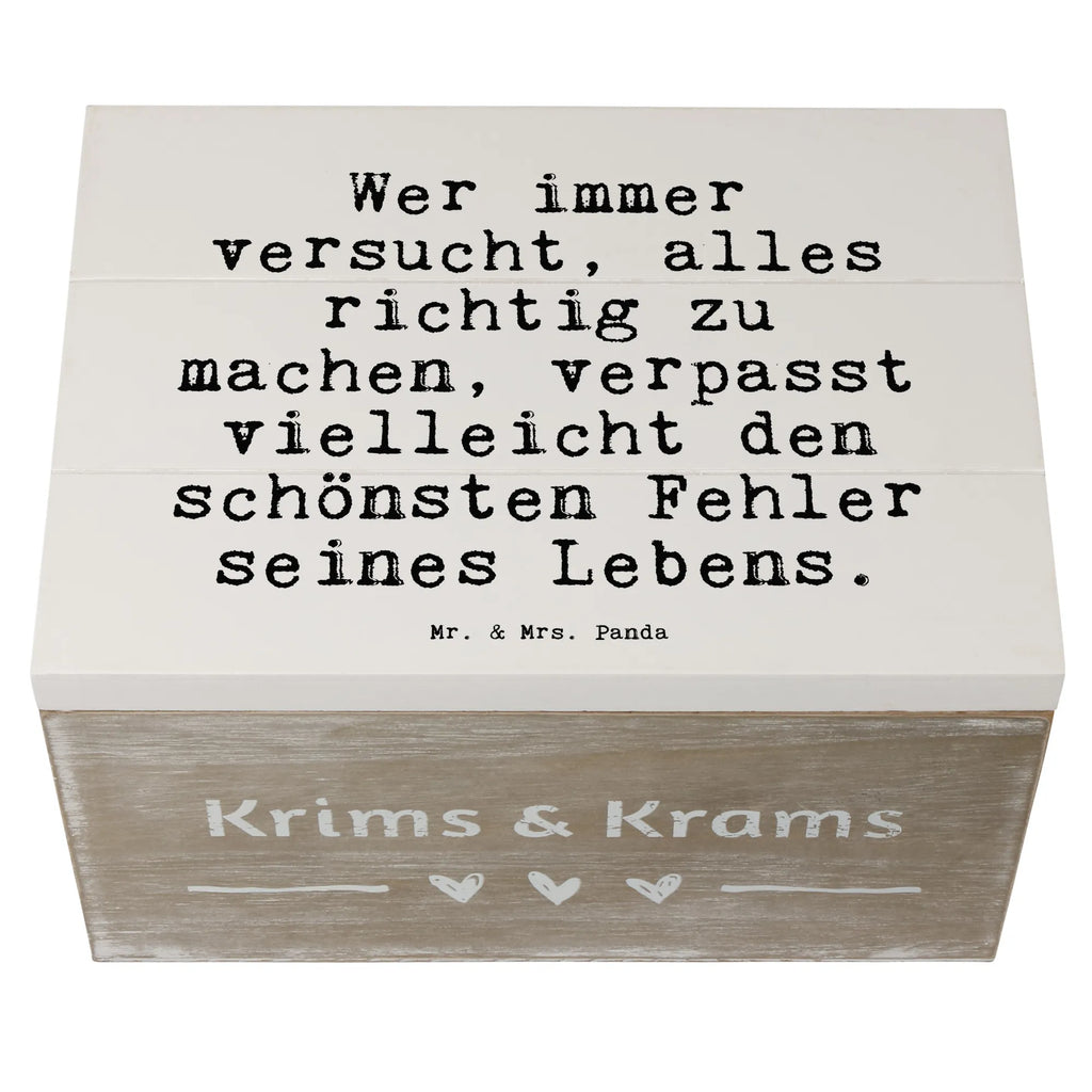 Holzkiste Sprüche und Zitate Wer immer versucht, alles richtig zu machen, verpasst vielleicht den schönsten Fehler seines Lebens. Kiste, Aufbewahrungsbox, Schatzkiste, Erinnerungsbox, Dekokiste, Truhe, XXL, Geschenkbox, Holzkiste, Schatulle, Geschenkdose, Erinnerungskiste, Spruch, Sprüche, lustige Sprüche, Weisheiten, Zitate, Spruch Geschenke, Spruch Sprüche Weisheiten Zitate Lustig Weisheit Worte