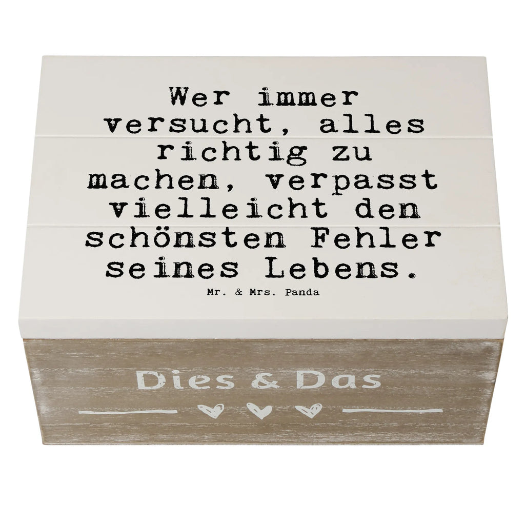 Holzkiste Sprüche und Zitate Wer immer versucht, alles richtig zu machen, verpasst vielleicht den schönsten Fehler seines Lebens. Kiste, Aufbewahrungsbox, Schatzkiste, Erinnerungsbox, Dekokiste, Truhe, XXL, Geschenkbox, Holzkiste, Schatulle, Geschenkdose, Erinnerungskiste, Spruch, Sprüche, lustige Sprüche, Weisheiten, Zitate, Spruch Geschenke, Spruch Sprüche Weisheiten Zitate Lustig Weisheit Worte