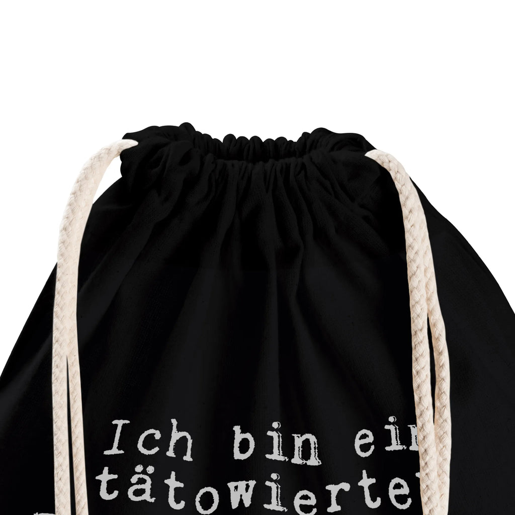 Drawstring bag Ich bin ein tätowierter... Sportbeutel, Sportbeutel Faltbar, Sportbeutel Für Sport, Sportbeutel Aus Polyester, Sportbeutel Weiß, Sportbeutel Mit Fach, Sportbeutel Für Freizeit, Sportbeutel Set, Turnbeutel Mit Motiv, Sportbeutel Leicht, Sportbeutel Für Erwachsene, Sportbeutel Kita, Sportbeutel Schwarz, Sportbeutel Geschenkidee, Sportbeutel Schule, Sportbeutel Outdoor, Sportbeutel Waschbar, Turnbeutel Schule, Sportbeutel Bunt, Sportbeutel Für Kinder, Sportbeutel Mit Kordelzug, Sportbeutel Bedruckt, Sportbeutel Mädchen, Turnbeutel Mit Kordel, Sportbeutel Wasserabweisend, Sportbeutel Klein, Sportbeutel Training, Turnbeutel Kinder, Sportbeutel Aus Baumwolle, Sportbeutel Kindergarten, Sportbeutel Fitness, Gymbag, Öko Sportbeutel, Sportbeutel Groß, Sportbeutel Nachhaltig, Sportbeutel Mit Reißverschluss, Turnbeutel, Sportbeutel Damen, Sportrucksack, Sportbeutel Jungen, Sportbeutel Herren, Spruch, Sprüche, lustige Sprüche, Weisheiten, Zitate, Spruch Geschenke, Spruch Sprüche Weisheiten Zitate Lustig Weisheit Worte