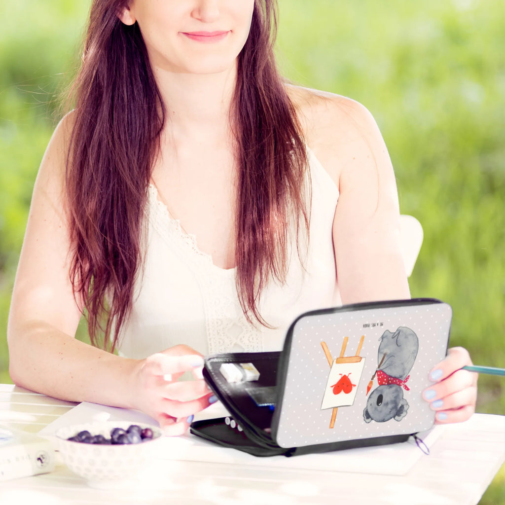 Federmappe Koala Künstler Federmappe, Kinder Federmappe, Federmäppchen, Kind, Grundschule, Schule, Bestückte Federmappe, Stifterolle, Motiv, Schüler, Büro Stifte Etui, Federmappe Einschulung, Stiftetasche, Einschulung, Federmäppchen bedruckt, Schülerin, Geschenk, Stifte Etui, Koala, Koalabär, zeichnen, Gefühle, Liebesgeschenk, Künstler, Liebensbeweis, Liebe