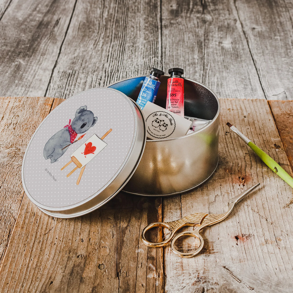 Blechdose rund Koala Künstler plätzchendosen, Geschenkdose, Keksdose, Aufbewahrungsdosen, Aufbewahrungsdose, Blechdose Rund, runde dosen, Blechdose, Runde Blechdose, gebäckdosen, geschenkdosen, Metalldose, runddosen, blechdosen, runddose, runde keksdose, runde blechdosen, metalldosen, Dose, Runde Dose, Vorratsdose, Aufbewahrungsbox, dosen, Vorratsdosen, metallboxen, plätzchendose, runde keksdosen, gebäckdose, keksdosen, Metallbox, Metalldose Rund, Koala, Koalabär, Liebensbeweis, Liebe, Künstler, Zeichnen, Liebesgeschenk, Gefühle