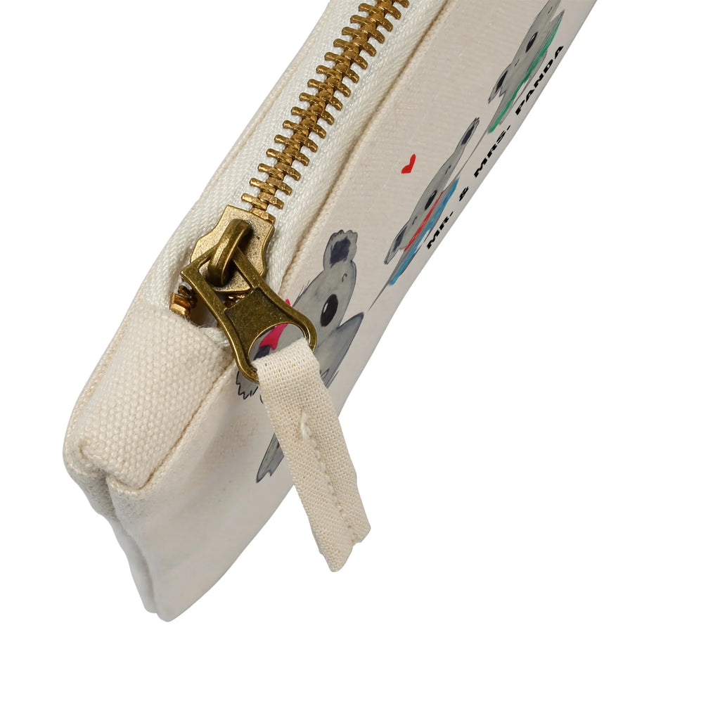 Make-up bag Koala family with two kids Schlampermäppchen, Kosmetiktasche, Waschtasche, aufbewahrungsbeutel, Schminkbeutel, Federmappe, Kulturbeutel, Schminktäschchen, Schminktasche, Kulturtasche, beauty tasche, utensilientasche, pinsel tasche, aufbewahrungstasche, Waschbeutel, Kosmetikbeutel, toiletry bag, Stiftemäppchen, pencil case, kosmetiktäschchen, Etui, Mäppchen, beauty case, Bruder, Papa, Opa, Schwester, Oma, Familie, Vatertag, Mama, Muttertag, Beste Familie, Familienleben, Familienzeit, Koala, Koalabär, Lieblingsfamilie, Koalafamilie