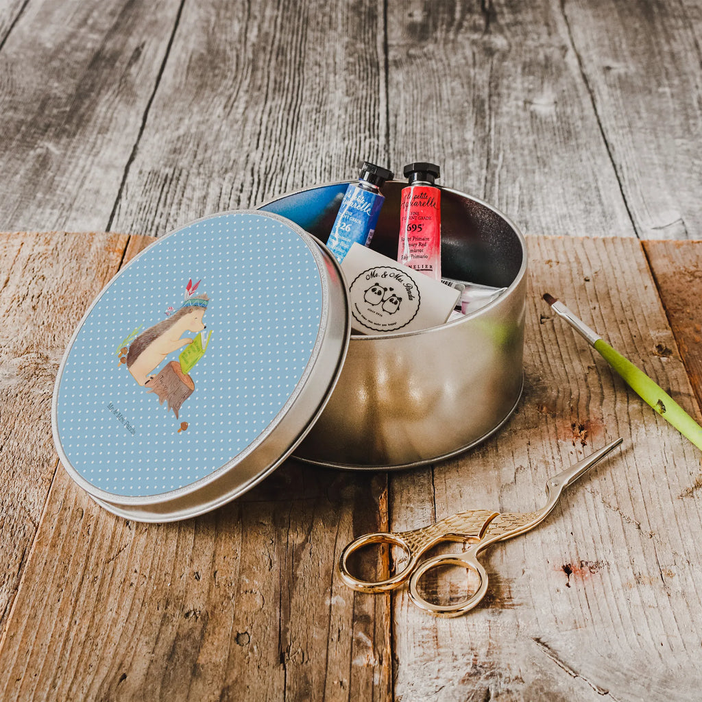 Blechdose rund Igel Federschmuck runde keksdosen, runddose, Blechdose Rund, Aufbewahrungsdosen, Runde Dose, geschenkdosen, Runde Blechdose, metallboxen, dosen, plätzchendose, Dose, Keksdose, gebäckdose, Aufbewahrungsdose, runde dosen, Aufbewahrungsbox, Vorratsdose, Vorratsdosen, runde keksdose, blechdosen, Geschenkdose, plätzchendosen, Metallbox, runddosen, keksdosen, metalldosen, Metalldose Rund, Blechdose, gebäckdosen, runde blechdosen, Metalldose, Tiere, Waldtiere, Lagerfeuer, Camping, Indianer, Abenteuer, Igel