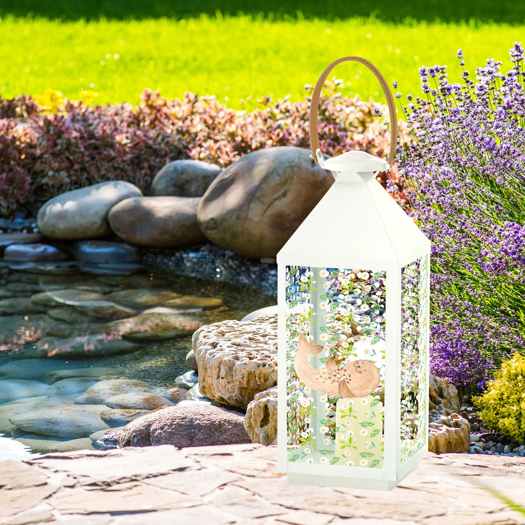 Deko Laterne Robbe liegend Dekolaterne, Laterne Mit Muster, Laterne Maritim, Laterne Mit Spiegelglas, Laterne Spülmaschinenfest (Glas), Laterne Pastellfarben, Laterne Mit Sternenmuster, Laterne Beleuchtet, Laterne Mit Griff, Laterne Wind- und Wetterfest, Laterne Rustikal, Tischlaterne, Holzlaterne, Outdoor-Laterne, Laterne Deko, LED-Laterne, Hängelaterne Deko, Laterne Orientalisch, Laterne Minimalistisch, Laterne Mit Blumenmotiv, Windlichtlaterne, Lichterkettenlaterne, Deko Laterne, Laterne Zum Stellen, Laternenwindlicht, Terrasse-Laterne, Metalllaterne, Teelichthalter Laterne, Laterne Zum Hängen, Laterne Klein, Laterne Shabby Chic, Laterne Klassisch, Laterne XXL, Laterne Romantisch, Laternenlicht, Innenraum-Laterne, Glaslaterne, Laterne Skandinavisch, Laterne Vintage, Laterne Mit Motiv, Laterne Landhausstil, Laternen-Set, Lichterlaterne, Laterne Modern, Gartenlaterne, Kerzenlaterne, Laterne Weiß, Tiermotive, Gute Laune, lustige Sprüche, Tiere, Meerestier, Ostsee, Nordsee, Strand, Robbe, Seehund, Lachen, Robben, Freude