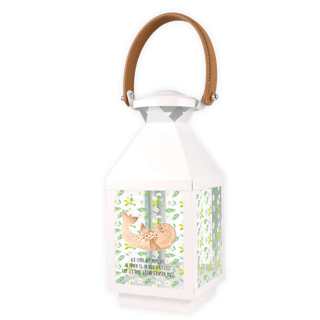 Deko Laterne Robbe liegend Dekolaterne, Laterne Mit Muster, Laterne Maritim, Laterne Mit Spiegelglas, Laterne Spülmaschinenfest (Glas), Laterne Pastellfarben, Laterne Mit Sternenmuster, Laterne Beleuchtet, Laterne Mit Griff, Laterne Wind- und Wetterfest, Laterne Rustikal, Tischlaterne, Holzlaterne, Outdoor-Laterne, Laterne Deko, LED-Laterne, Hängelaterne Deko, Laterne Orientalisch, Laterne Minimalistisch, Laterne Mit Blumenmotiv, Windlichtlaterne, Lichterkettenlaterne, Deko Laterne, Laterne Zum Stellen, Laternenwindlicht, Terrasse-Laterne, Metalllaterne, Teelichthalter Laterne, Laterne Zum Hängen, Laterne Klein, Laterne Shabby Chic, Laterne Klassisch, Laterne XXL, Laterne Romantisch, Laternenlicht, Innenraum-Laterne, Glaslaterne, Laterne Skandinavisch, Laterne Vintage, Laterne Mit Motiv, Laterne Landhausstil, Laternen-Set, Lichterlaterne, Laterne Modern, Gartenlaterne, Kerzenlaterne, Laterne Weiß, Tiermotive, Gute Laune, lustige Sprüche, Tiere, Meerestier, Ostsee, Nordsee, Strand, Robbe, Seehund, Lachen, Robben, Freude