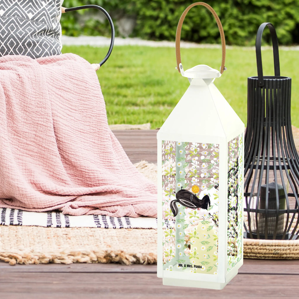 Decorative lantern skunk ball Hängelaterne Deko, Laterne Zum Hängen, Lichterkettenlaterne, Laterne XXL, Innenraum-Laterne, Laterne Mit Muster, Laterne Rustikal, Laterne Skandinavisch, Kerzenlaterne, Laterne Mit Sternenmuster, Teelichthalter Laterne, Laterne Modern, Laterne Klein, Laterne Vintage, Laternen-Set, Outdoor-Laterne, Lichterlaterne, Laterne Shabby Chic, Laterne Wind- und Wetterfest, Tischlaterne, Laterne Landhausstil, Laterne Deko, Windlicht, Holzlaterne, Laterne Romantisch, Deko Laterne, Laterne Mit Motiv, Metalllaterne, Windlichtlaterne, Laterne Spülmaschinenfest (Glas), Leuchten, Laterne Weiß, Laterne Mit Griff, Dekolaterne, Terrasse-Laterne, LED-Laterne, Hängeleuchte, Laternenlicht, Laterne Mit Blumenmotiv, Laterne Beleuchtet, Laterne Orientalisch, Laterne Klassisch, Metall Laterne, Laterne Mit Spiegelglas, Laterne Maritim, Laterne Minimalistisch, Laterne Zum Stellen, Glaslaterne, Laternenwindlicht, Laterne Pastellfarben, Stinktier, Skunk, Wildtier, Verspielt, Stinki, Stinker, Weisheit, Raubtier