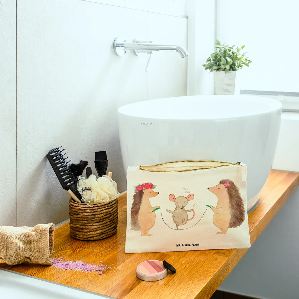Make-up bag Hedgehog skipping Kosmetikbeutel, Stiftemäppchen, Kulturtasche, Schminktäschchen, Kulturbeutel, Waschtasche, aufbewahrungsbeutel, beauty tasche, Schminktasche, toiletry bag, beauty case, kosmetiktäschchen, Schlampermäppchen, aufbewahrungstasche, Mäppchen, pencil case, Schminkbeutel, Kosmetiktasche, Etui, utensilientasche, Waschbeutel, Federmappe, pinsel tasche, Tiermotive, Tiere, Lustige Sprüche, Gute Laune, Kinder, Seilhüpfen, Maus, Seilspringen, Igel, Kindergarten