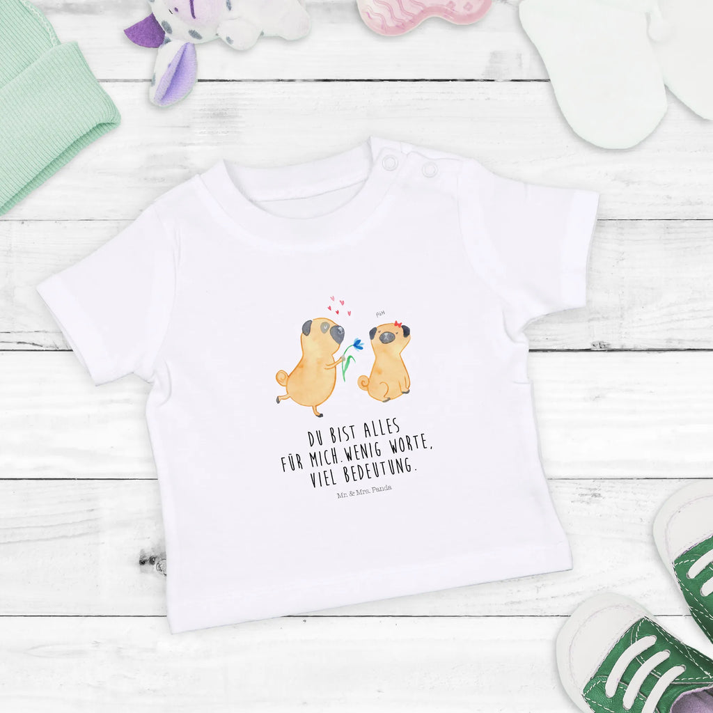 Organic Baby Shirt pug In love Baby Shirt, Baby Shirt Bunt, Baby T-Shirt, Baby Shirt Erstausstattung, Baby Bio Shirt, Baby Kurzarmshirt, Baby Langarmshirt, Baby Shirt Gestreift, Baby Shirt Mit Aufdruck, Baby Pullover, Baby Jerseyshirt, Baby Top, Baby Shirt Alltag, Baby Hemd, Baby Shirt Unisex, Baby Oberteil, Baby Shirt Mit Motiv, Baby Shirt Klassisch, Baby Shirt Neutral, Baby Baumwollshirt, Baby Shirt Junge, Baby Shirt Mädchen, Baby Shirt Zur Geburt, Baby Shirt Grau, Baby Shirt Modern, Süßes Baby Shirt, Lustiges Baby Shirt, Baby Shirt Pastell, Baby Sweatshirt, Baby Shirt Mit Spruch, Baby Shirt Geschenk, Baby Shirt Weiß, Hundemotiv, Sprüche, Haustier, Tierliebhaber, Hund, Hunderasse, Hundebesitzer, Möpse, Partner, Geschenk Freund, Hundeliebe, Verliebt, Mops, Liebesspruch. Verlobt, Liebe