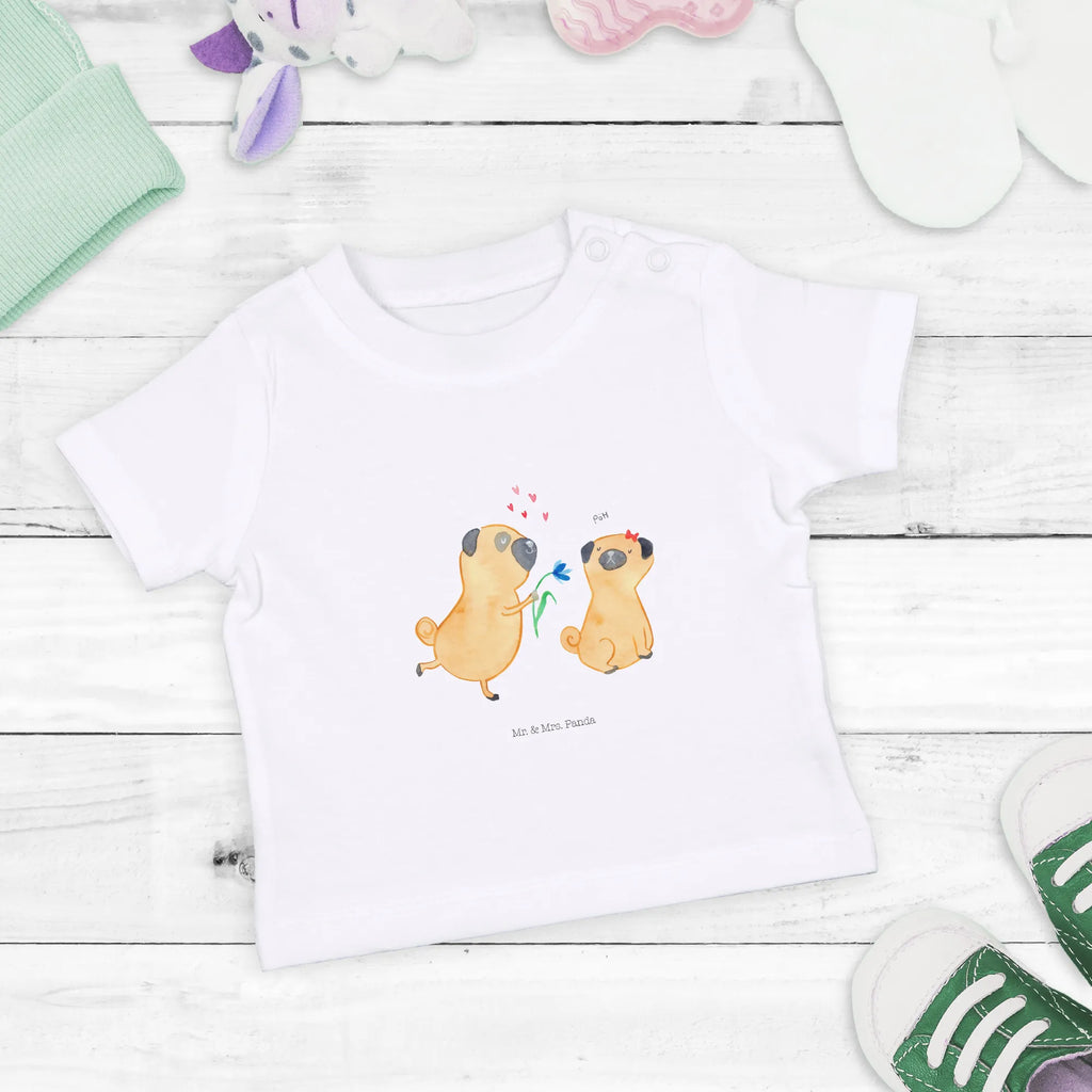 Organic Baby Shirt pug In love Baby Shirt, Baby Shirt Bunt, Baby T-Shirt, Baby Shirt Erstausstattung, Baby Bio Shirt, Baby Kurzarmshirt, Baby Langarmshirt, Baby Shirt Gestreift, Baby Shirt Mit Aufdruck, Baby Pullover, Baby Jerseyshirt, Baby Top, Baby Shirt Alltag, Baby Hemd, Baby Shirt Unisex, Baby Oberteil, Baby Shirt Mit Motiv, Baby Shirt Klassisch, Baby Shirt Neutral, Baby Baumwollshirt, Baby Shirt Junge, Baby Shirt Mädchen, Baby Shirt Zur Geburt, Baby Shirt Grau, Baby Shirt Modern, Süßes Baby Shirt, Lustiges Baby Shirt, Baby Shirt Pastell, Baby Sweatshirt, Baby Shirt Mit Spruch, Baby Shirt Geschenk, Baby Shirt Weiß, Hundemotiv, Sprüche, Haustier, Tierliebhaber, Hund, Hunderasse, Hundebesitzer, Möpse, Partner, Geschenk Freund, Hundeliebe, Verliebt, Mops, Liebesspruch. Verlobt, Liebe