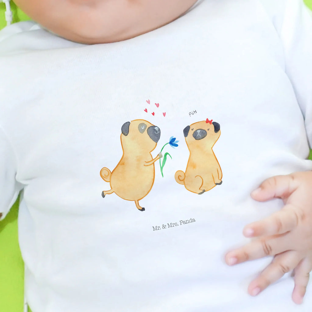 Organic Baby Shirt pug In love Baby Shirt, Baby Shirt Bunt, Baby T-Shirt, Baby Shirt Erstausstattung, Baby Bio Shirt, Baby Kurzarmshirt, Baby Langarmshirt, Baby Shirt Gestreift, Baby Shirt Mit Aufdruck, Baby Pullover, Baby Jerseyshirt, Baby Top, Baby Shirt Alltag, Baby Hemd, Baby Shirt Unisex, Baby Oberteil, Baby Shirt Mit Motiv, Baby Shirt Klassisch, Baby Shirt Neutral, Baby Baumwollshirt, Baby Shirt Junge, Baby Shirt Mädchen, Baby Shirt Zur Geburt, Baby Shirt Grau, Baby Shirt Modern, Süßes Baby Shirt, Lustiges Baby Shirt, Baby Shirt Pastell, Baby Sweatshirt, Baby Shirt Mit Spruch, Baby Shirt Geschenk, Baby Shirt Weiß, Hundemotiv, Sprüche, Haustier, Tierliebhaber, Hund, Hunderasse, Hundebesitzer, Möpse, Partner, Geschenk Freund, Hundeliebe, Verliebt, Mops, Liebesspruch. Verlobt, Liebe