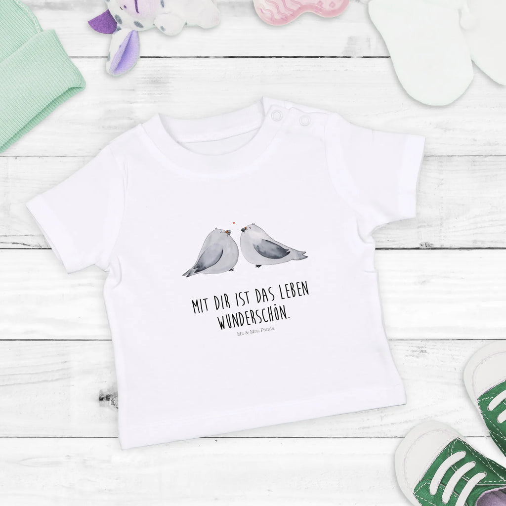 Organic Baby Shirt Turtledoves in love Baby Shirt Klassisch, Lustiges Baby Shirt, Baby Baumwollshirt, Baby Shirt Mit Aufdruck, Baby Bio Shirt, Süßes Baby Shirt, Baby T-Shirt, Baby Shirt Mit Spruch, Baby Shirt, Baby Hemd, Baby Shirt Grau, Baby Shirt Geschenk, Baby Jerseyshirt, Baby Top, Baby Shirt Gestreift, Baby Shirt Modern, Baby Shirt Mädchen, Baby Langarmshirt, Baby Sweatshirt, Baby Shirt Pastell, Baby Shirt Weiß, Baby Shirt Junge, Baby Shirt Unisex, Baby Shirt Bunt, Baby Shirt Zur Geburt, Baby Shirt Alltag, Baby Shirt Mit Motiv, Baby Shirt Erstausstattung, Baby Shirt Neutral, Baby Oberteil, Baby Kurzarmshirt, Baby Pullover, Heiratsantrag, Partner, Hocheitstag, Ehemann, Liebe, Ehefrau, Jahrestag, Freund, Liebesgeschenk, Verlobung, Freundin, Heiraten, Verlobt, Geschenk Hochzeit, Tauben, Turteltauben, Geschenk Freund, Verliebt, Geschenk Freundin, Verheiratet, Turteltäubchen, Hochzeitstag, Liebesbeweis