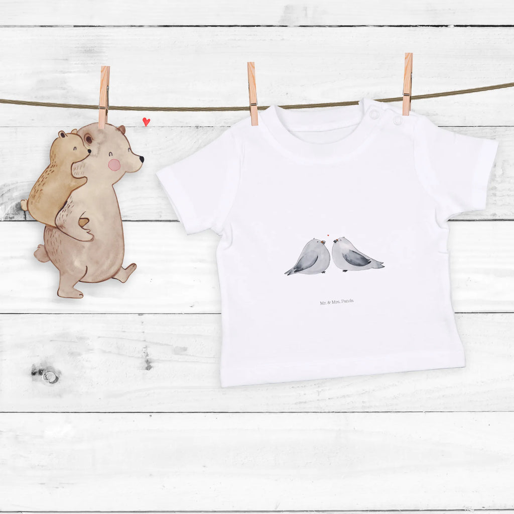Organic Baby Shirt Turtledoves in love Baby Shirt Klassisch, Lustiges Baby Shirt, Baby Baumwollshirt, Baby Shirt Mit Aufdruck, Baby Bio Shirt, Süßes Baby Shirt, Baby T-Shirt, Baby Shirt Mit Spruch, Baby Shirt, Baby Hemd, Baby Shirt Grau, Baby Shirt Geschenk, Baby Jerseyshirt, Baby Top, Baby Shirt Gestreift, Baby Shirt Modern, Baby Shirt Mädchen, Baby Langarmshirt, Baby Sweatshirt, Baby Shirt Pastell, Baby Shirt Weiß, Baby Shirt Junge, Baby Shirt Unisex, Baby Shirt Bunt, Baby Shirt Zur Geburt, Baby Shirt Alltag, Baby Shirt Mit Motiv, Baby Shirt Erstausstattung, Baby Shirt Neutral, Baby Oberteil, Baby Kurzarmshirt, Baby Pullover, Heiratsantrag, Partner, Hocheitstag, Ehemann, Liebe, Ehefrau, Jahrestag, Freund, Liebesgeschenk, Verlobung, Freundin, Heiraten, Verlobt, Geschenk Hochzeit, Tauben, Turteltauben, Geschenk Freund, Verliebt, Geschenk Freundin, Verheiratet, Turteltäubchen, Hochzeitstag, Liebesbeweis