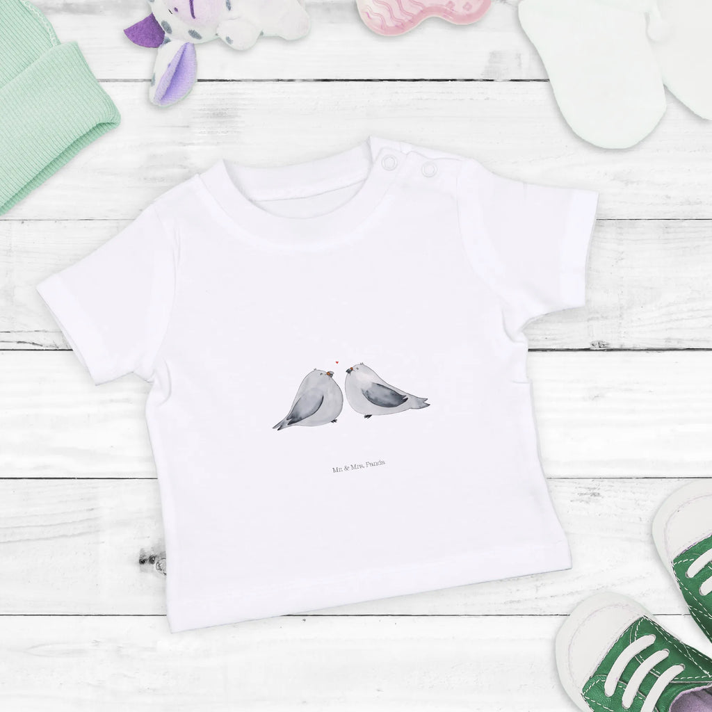 Organic Baby Shirt Turtledoves in love Baby Shirt Klassisch, Lustiges Baby Shirt, Baby Baumwollshirt, Baby Shirt Mit Aufdruck, Baby Bio Shirt, Süßes Baby Shirt, Baby T-Shirt, Baby Shirt Mit Spruch, Baby Shirt, Baby Hemd, Baby Shirt Grau, Baby Shirt Geschenk, Baby Jerseyshirt, Baby Top, Baby Shirt Gestreift, Baby Shirt Modern, Baby Shirt Mädchen, Baby Langarmshirt, Baby Sweatshirt, Baby Shirt Pastell, Baby Shirt Weiß, Baby Shirt Junge, Baby Shirt Unisex, Baby Shirt Bunt, Baby Shirt Zur Geburt, Baby Shirt Alltag, Baby Shirt Mit Motiv, Baby Shirt Erstausstattung, Baby Shirt Neutral, Baby Oberteil, Baby Kurzarmshirt, Baby Pullover, Heiratsantrag, Partner, Hocheitstag, Ehemann, Liebe, Ehefrau, Jahrestag, Freund, Liebesgeschenk, Verlobung, Freundin, Heiraten, Verlobt, Geschenk Hochzeit, Tauben, Turteltauben, Geschenk Freund, Verliebt, Geschenk Freundin, Verheiratet, Turteltäubchen, Hochzeitstag, Liebesbeweis