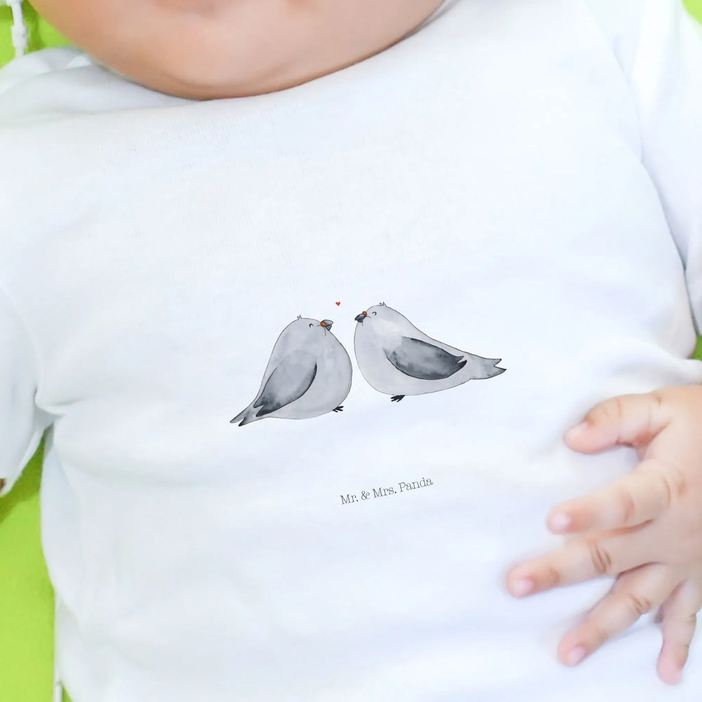 Organic Baby Shirt Turtledoves in love Baby Shirt Klassisch, Lustiges Baby Shirt, Baby Baumwollshirt, Baby Shirt Mit Aufdruck, Baby Bio Shirt, Süßes Baby Shirt, Baby T-Shirt, Baby Shirt Mit Spruch, Baby Shirt, Baby Hemd, Baby Shirt Grau, Baby Shirt Geschenk, Baby Jerseyshirt, Baby Top, Baby Shirt Gestreift, Baby Shirt Modern, Baby Shirt Mädchen, Baby Langarmshirt, Baby Sweatshirt, Baby Shirt Pastell, Baby Shirt Weiß, Baby Shirt Junge, Baby Shirt Unisex, Baby Shirt Bunt, Baby Shirt Zur Geburt, Baby Shirt Alltag, Baby Shirt Mit Motiv, Baby Shirt Erstausstattung, Baby Shirt Neutral, Baby Oberteil, Baby Kurzarmshirt, Baby Pullover, Heiratsantrag, Partner, Hocheitstag, Ehemann, Liebe, Ehefrau, Jahrestag, Freund, Liebesgeschenk, Verlobung, Freundin, Heiraten, Verlobt, Geschenk Hochzeit, Tauben, Turteltauben, Geschenk Freund, Verliebt, Geschenk Freundin, Verheiratet, Turteltäubchen, Hochzeitstag, Liebesbeweis