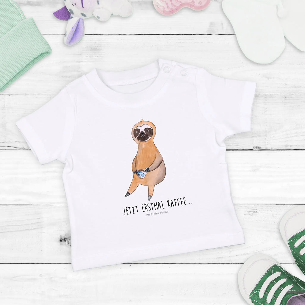 Organic Baby Shirt Faultier Kaffee Baby Kurzarmshirt, Baby Sweatshirt, Süßes Baby Shirt, Baby Pullover, Baby Shirt Gestreift, Baby Shirt Mit Spruch, Baby Top, Lustiges Baby Shirt, Baby Shirt Zur Geburt, Baby Shirt Neutral, Baby Shirt Pastell, Baby Shirt Mit Motiv, Baby Oberteil, Baby Shirt Mit Aufdruck, Baby Shirt Bunt, Baby Shirt Klassisch, Baby Shirt Unisex, Baby Shirt Geschenk, Baby Shirt Mädchen, Baby Baumwollshirt, Baby Shirt Erstausstattung, Baby Shirt, Baby Shirt Weiß, Baby Shirt Junge, Baby Hemd, Baby Shirt Modern, Baby Shirt Grau, Baby Bio Shirt, Baby Langarmshirt, Baby T-Shirt, Baby Jerseyshirt, Baby Shirt Alltag, Faultier, Faultier Deko, Faultier Geschenk, Erster Kaffee, Morgenmuffel, Frühaufsteher, Faultiere, Kaffeetasse, Kaffeegetränk, Genießer, Coffee, Kaffee, Lieblingstier, faul