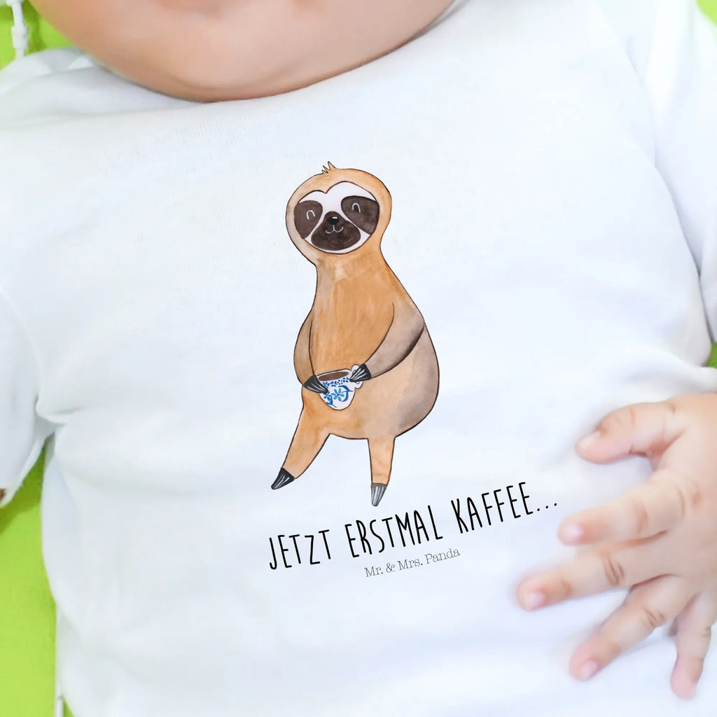 Organic Baby Shirt Faultier Kaffee Baby Kurzarmshirt, Baby Sweatshirt, Süßes Baby Shirt, Baby Pullover, Baby Shirt Gestreift, Baby Shirt Mit Spruch, Baby Top, Lustiges Baby Shirt, Baby Shirt Zur Geburt, Baby Shirt Neutral, Baby Shirt Pastell, Baby Shirt Mit Motiv, Baby Oberteil, Baby Shirt Mit Aufdruck, Baby Shirt Bunt, Baby Shirt Klassisch, Baby Shirt Unisex, Baby Shirt Geschenk, Baby Shirt Mädchen, Baby Baumwollshirt, Baby Shirt Erstausstattung, Baby Shirt, Baby Shirt Weiß, Baby Shirt Junge, Baby Hemd, Baby Shirt Modern, Baby Shirt Grau, Baby Bio Shirt, Baby Langarmshirt, Baby T-Shirt, Baby Jerseyshirt, Baby Shirt Alltag, Faultier, Faultier Deko, Faultier Geschenk, Erster Kaffee, Morgenmuffel, Frühaufsteher, Faultiere, Kaffeetasse, Kaffeegetränk, Genießer, Coffee, Kaffee, Lieblingstier, faul