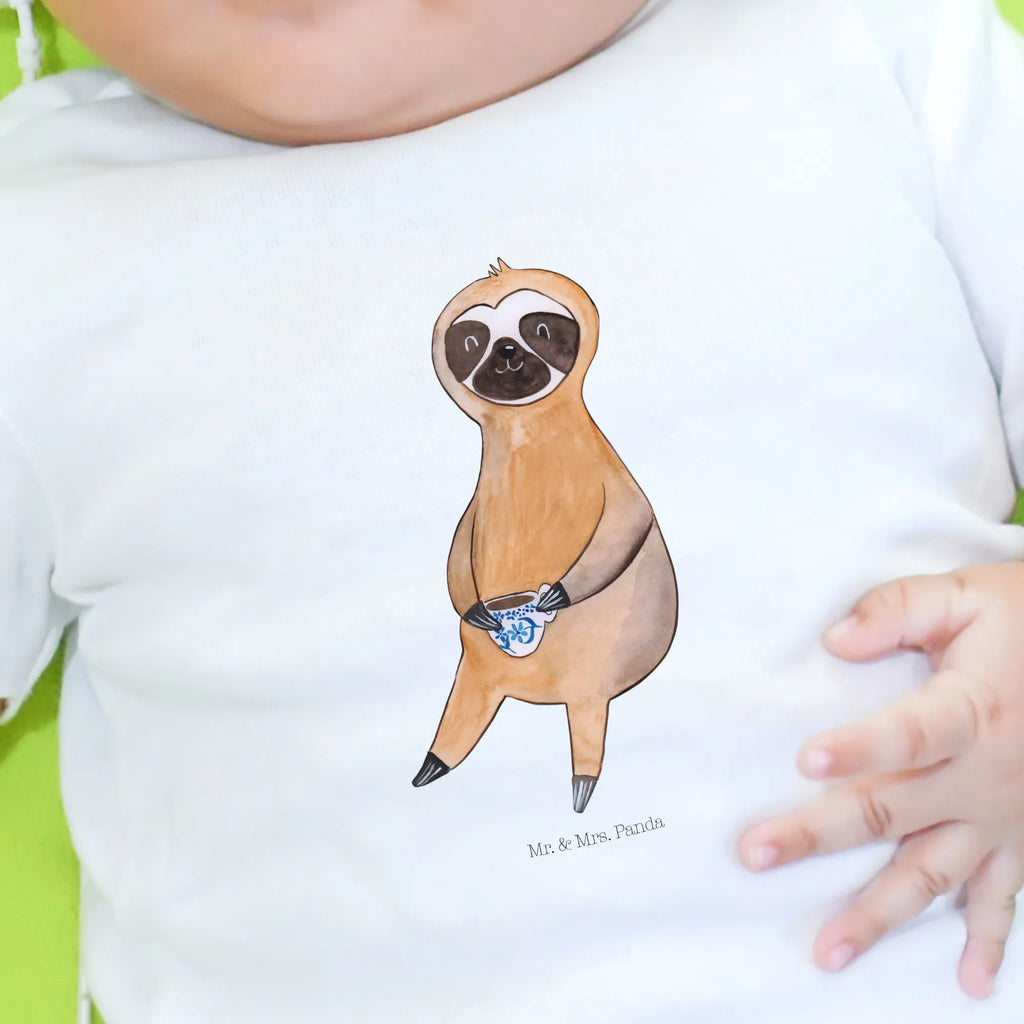 Organic Baby Shirt Faultier Kaffee Baby Kurzarmshirt, Baby Sweatshirt, Süßes Baby Shirt, Baby Pullover, Baby Shirt Gestreift, Baby Shirt Mit Spruch, Baby Top, Lustiges Baby Shirt, Baby Shirt Zur Geburt, Baby Shirt Neutral, Baby Shirt Pastell, Baby Shirt Mit Motiv, Baby Oberteil, Baby Shirt Mit Aufdruck, Baby Shirt Bunt, Baby Shirt Klassisch, Baby Shirt Unisex, Baby Shirt Geschenk, Baby Shirt Mädchen, Baby Baumwollshirt, Baby Shirt Erstausstattung, Baby Shirt, Baby Shirt Weiß, Baby Shirt Junge, Baby Hemd, Baby Shirt Modern, Baby Shirt Grau, Baby Bio Shirt, Baby Langarmshirt, Baby T-Shirt, Baby Jerseyshirt, Baby Shirt Alltag, Faultier, Faultier Deko, Faultier Geschenk, Erster Kaffee, Morgenmuffel, Frühaufsteher, Faultiere, Kaffeetasse, Kaffeegetränk, Genießer, Coffee, Kaffee, Lieblingstier, faul
