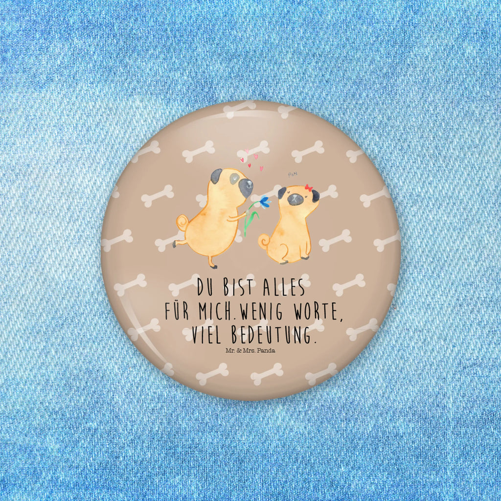 Button Mops verliebt Button-Kollektion 50 mm, Badge 50 mm, Button 50 mm, Pin-Button 50 mm, Festivalbutton 50 mm, Button-Edition 50 mm, Button-Design 50 mm, Button-Logo 50 mm, Eventbutton 50 mm, Button-Presse 50 mm, Button-Lieferung 50 mm, Button-Sujet 50 mm, Pin 50 mm, Ansteckbutton 50 mm, Button-Sonderedition 50 mm, Button-Badge 50 mm, Vereinsbutton 50 mm, Button-Motiv 50 mm, Button-Set 50 mm, Button-Emblem 50 mm, Runde Buttons 50 mm, Marketingbutton 50 mm, Button-Pin 50 mm, Button-Druck 50 mm, Button Abzeichen 50 mm, Sammlerbutton 50 mm, Button-Button 50 mm, Button-Anstecker 50 mm, Werbebutton 50 mm, Hund, Hundemotiv, Haustier, Hunderasse, Tierliebhaber, Hundebesitzer, Sprüche, Partner, verliebt, Mops, Liebesspruch. Verlobt, Geschenk Freund, Möpse, Hundeliebe, Liebe