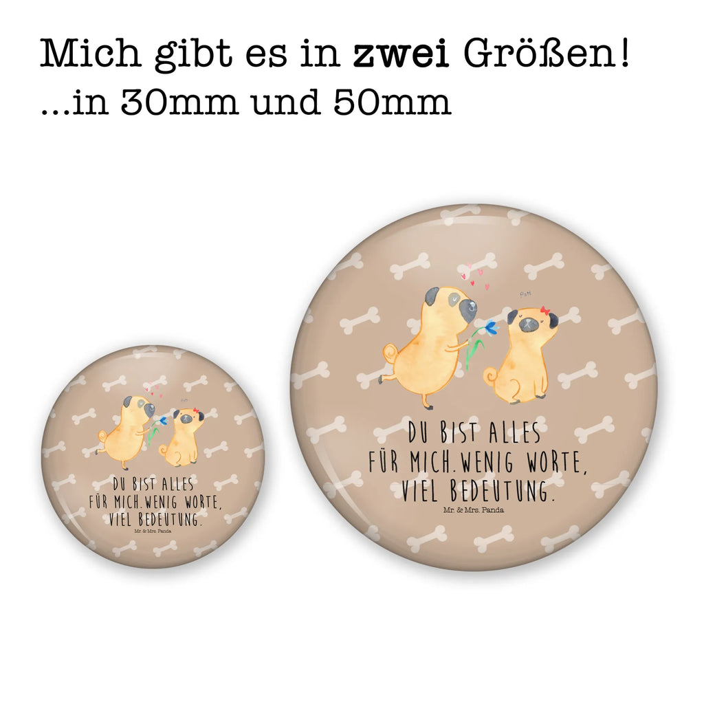 Button Mops verliebt Button-Kollektion 50 mm, Badge 50 mm, Button 50 mm, Pin-Button 50 mm, Festivalbutton 50 mm, Button-Edition 50 mm, Button-Design 50 mm, Button-Logo 50 mm, Eventbutton 50 mm, Button-Presse 50 mm, Button-Lieferung 50 mm, Button-Sujet 50 mm, Pin 50 mm, Ansteckbutton 50 mm, Button-Sonderedition 50 mm, Button-Badge 50 mm, Vereinsbutton 50 mm, Button-Motiv 50 mm, Button-Set 50 mm, Button-Emblem 50 mm, Runde Buttons 50 mm, Marketingbutton 50 mm, Button-Pin 50 mm, Button-Druck 50 mm, Button Abzeichen 50 mm, Sammlerbutton 50 mm, Button-Button 50 mm, Button-Anstecker 50 mm, Werbebutton 50 mm, Hund, Hundemotiv, Haustier, Hunderasse, Tierliebhaber, Hundebesitzer, Sprüche, Partner, verliebt, Mops, Liebesspruch. Verlobt, Geschenk Freund, Möpse, Hundeliebe, Liebe