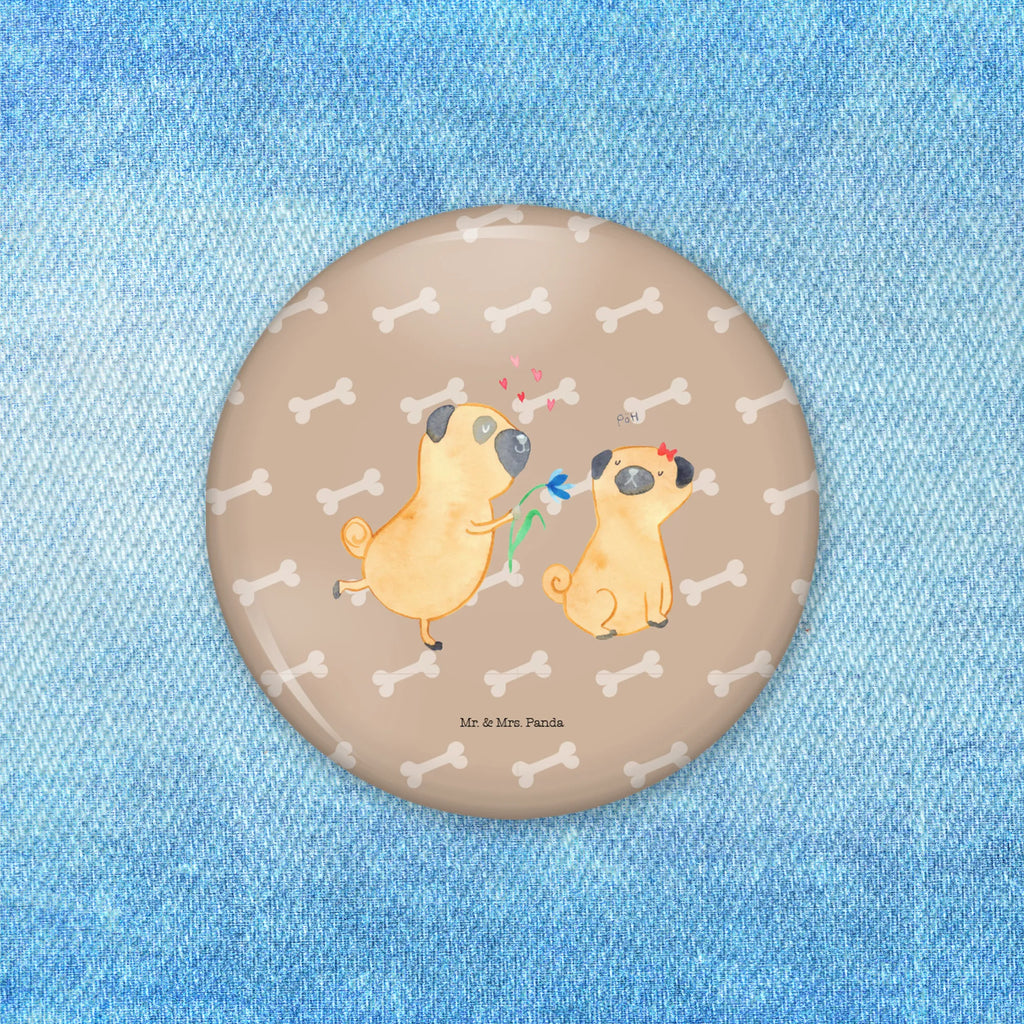 Button Mops verliebt Button-Kollektion 50 mm, Badge 50 mm, Button 50 mm, Pin-Button 50 mm, Festivalbutton 50 mm, Button-Edition 50 mm, Button-Design 50 mm, Button-Logo 50 mm, Eventbutton 50 mm, Button-Presse 50 mm, Button-Lieferung 50 mm, Button-Sujet 50 mm, Pin 50 mm, Ansteckbutton 50 mm, Button-Sonderedition 50 mm, Button-Badge 50 mm, Vereinsbutton 50 mm, Button-Motiv 50 mm, Button-Set 50 mm, Button-Emblem 50 mm, Runde Buttons 50 mm, Marketingbutton 50 mm, Button-Pin 50 mm, Button-Druck 50 mm, Button Abzeichen 50 mm, Sammlerbutton 50 mm, Button-Button 50 mm, Button-Anstecker 50 mm, Werbebutton 50 mm, Hund, Hundemotiv, Haustier, Hunderasse, Tierliebhaber, Hundebesitzer, Sprüche, Partner, verliebt, Mops, Liebesspruch. Verlobt, Geschenk Freund, Möpse, Hundeliebe, Liebe